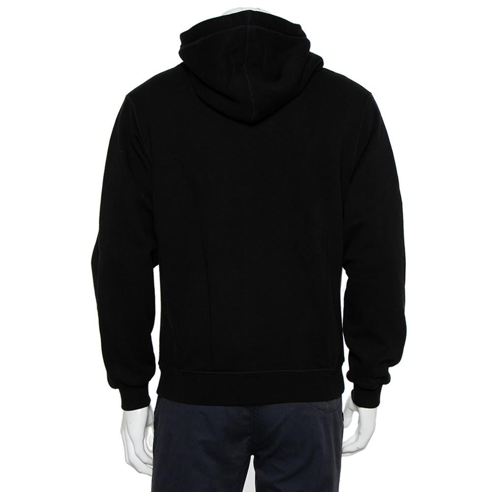 This oversized hooded sweatshirt from Dior Homme promises to add oodles of effortless style to your wardrobe. It is made in a black shade from 100% cotton and features contrasting logo details on the front. It comes with drawstring ties and long