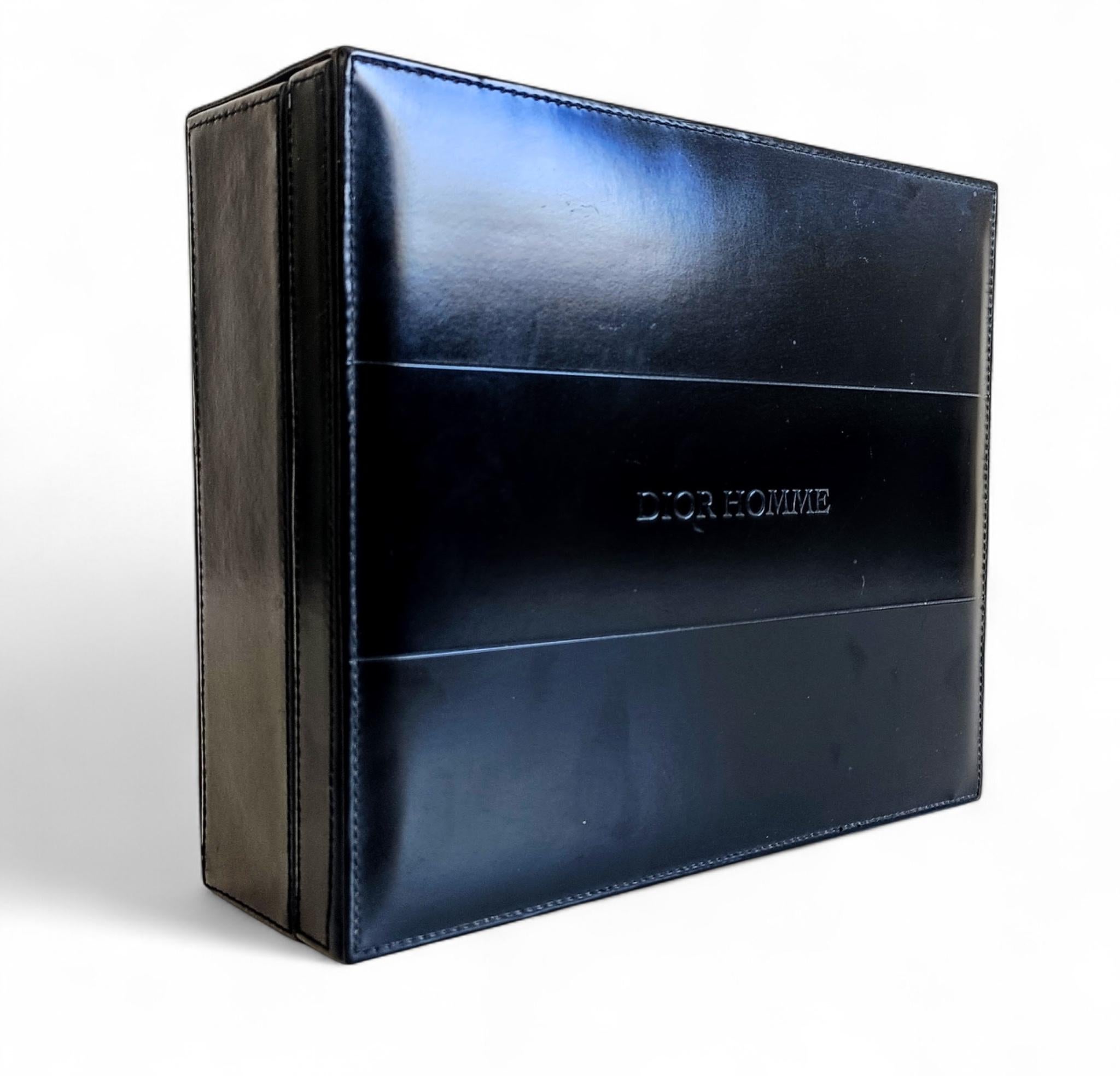 Dior Homme Schwarze Schmuck- oder Uhrenschatulle aus feinem Leder - Limited Edition von Hedi Slimane (2000)

Eine seltene und exquisite Schmuck- oder Uhrenschatulle aus schwarzem Feinleder von Dior Homme, die unter der Leitung von Hedi Slimane zum