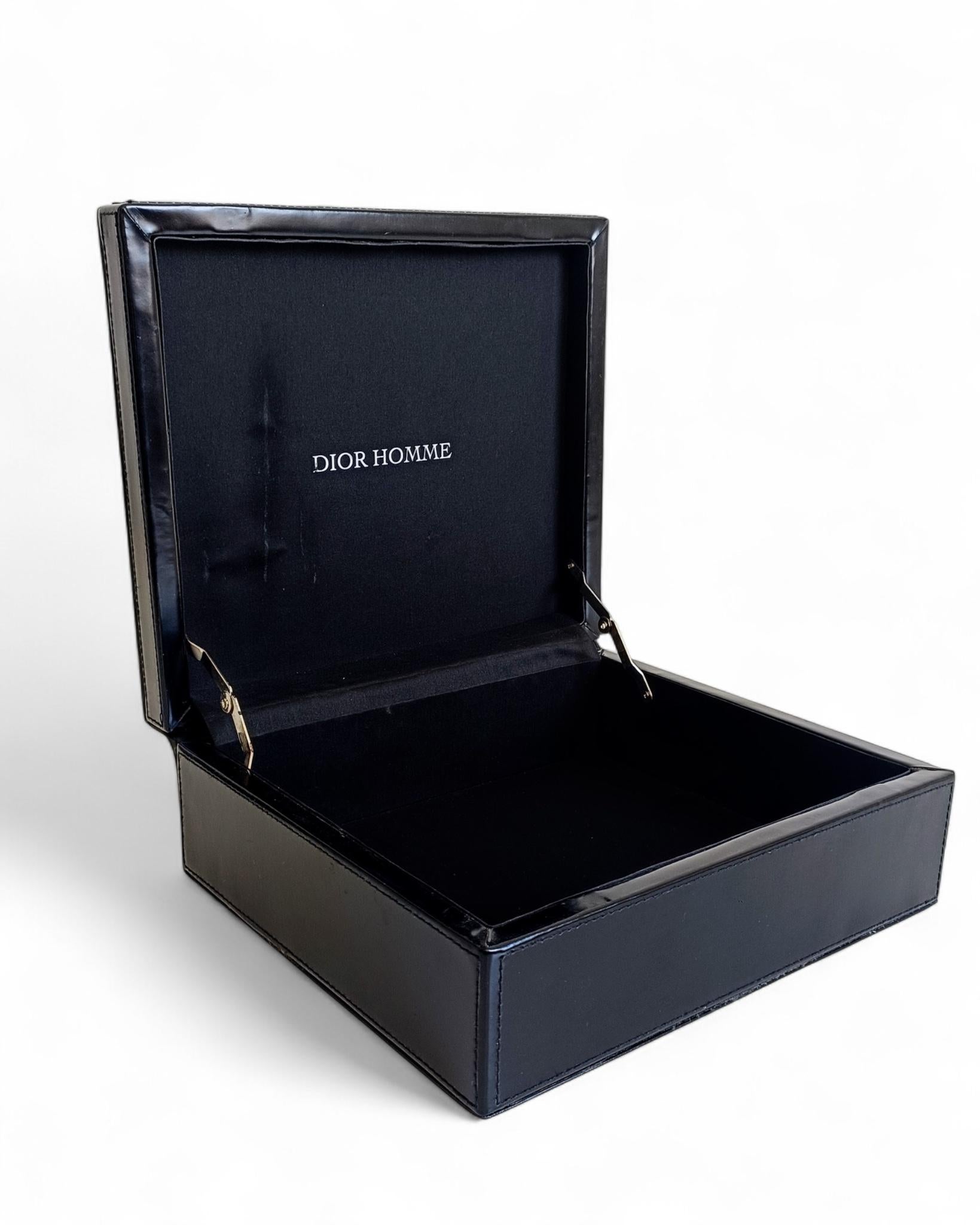 Dior Homme Schwarzes Schmuck- oder Schmuckkästchen aus feinem Leder (Handgefertigt) im Angebot