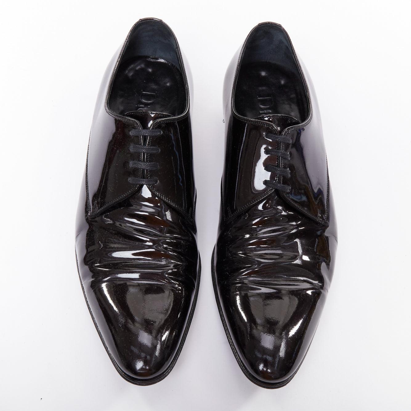 DIOR HOMME Chaussures habillées classiques à lacets en cuir verni noir EU40.5
Référence : SYYG/A00037
Marque : Dior
Designer : Hedi Slimane
MATERIAL : Cuir verni
Couleur : Noir
Motif : Solide
Fermeture : Up&Up
Doublure : Cuir noir
Fabriqué en :