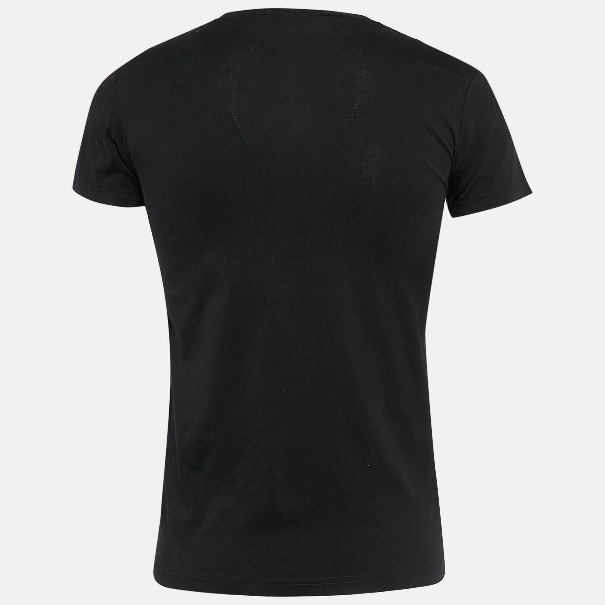 Sia che tu voglia uscire con gli amici o che tu voglia semplicemente oziare...  questa t-shirt è un capo versatile che può essere abbinato in molti modi. È stato realizzato con un tessuto pregiato.