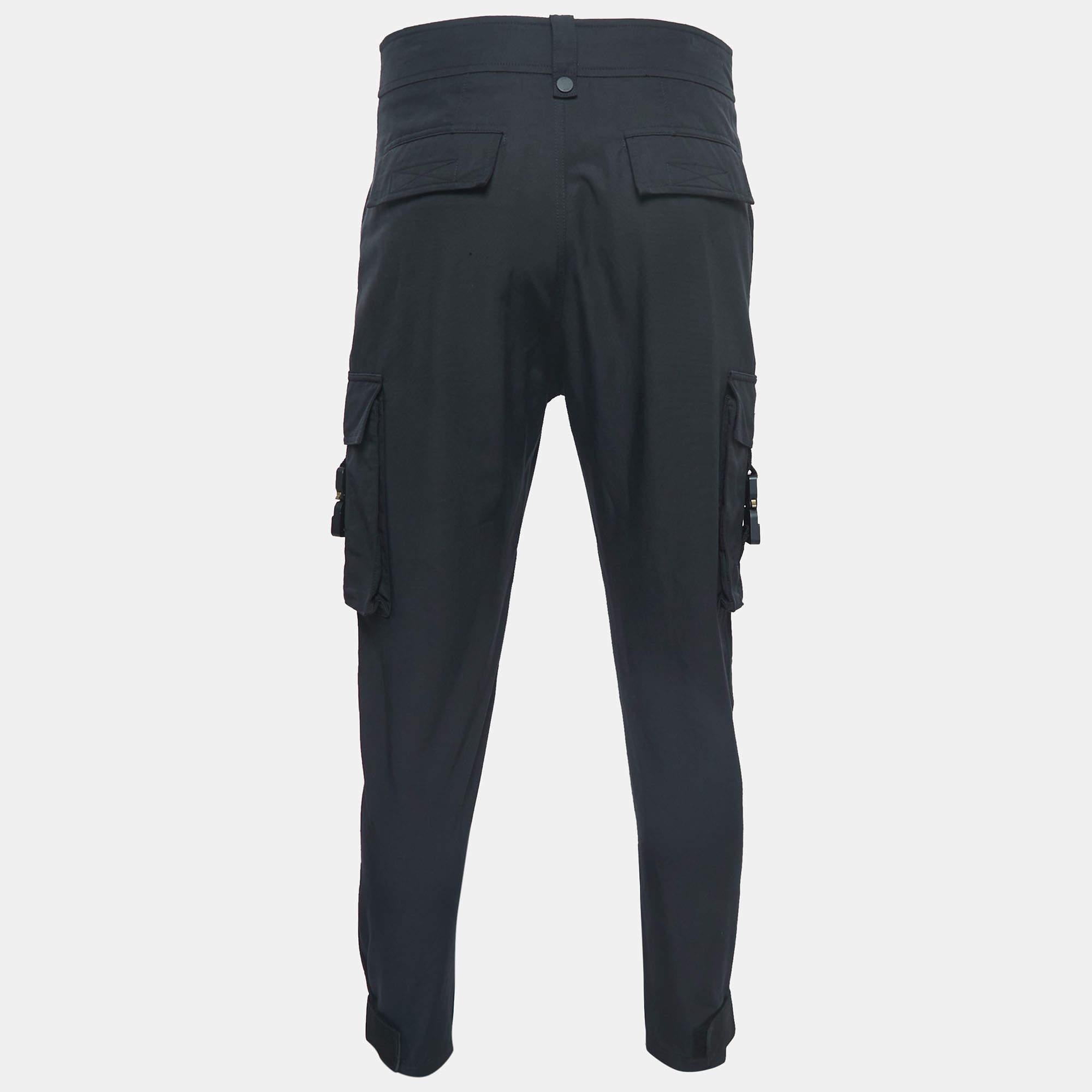 Les pantalons cargo de Dior Homme respirent la sophistication urbaine. Confectionné en coton technique de haute qualité, doté de poches cargo et d'une boucle CD distinctive, ce pantalon allie harmonieusement style et fonctionnalité pour des