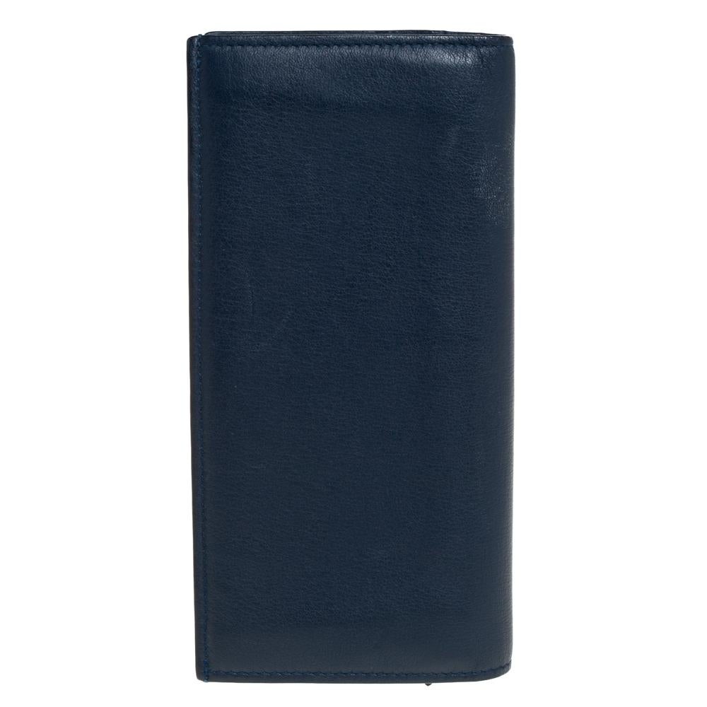 This long wallet from Dior Homme brings along a touch of luxury and immense style. It comes crafted from leather and designed as a bifold with multiple card slots and a zip pocket.

