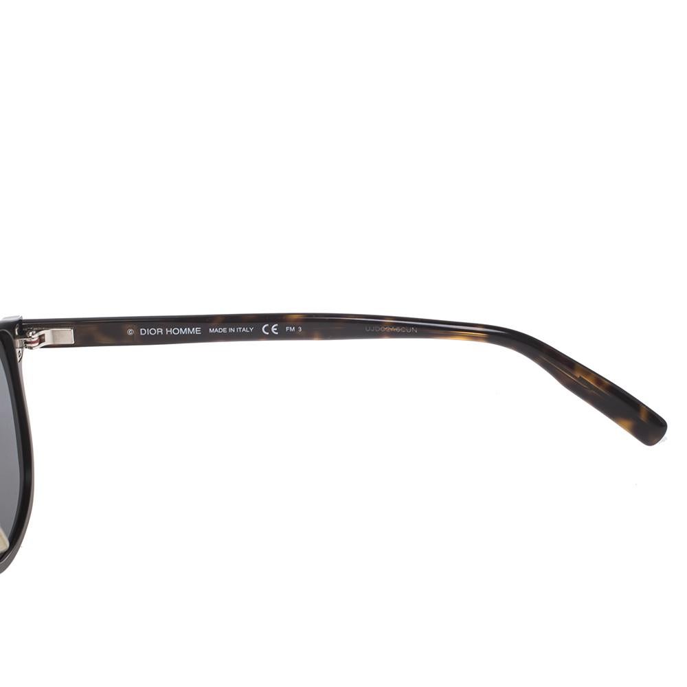 Ces lunettes de soleil Dior Homme Aviator seront votre meilleure amie lors des journées ensoleillées. Ce modèle est doté de lentilles grises pour une protection constante des yeux et d'une monture havane robuste. Fabriqué en Italie. 

Comprend: Étui