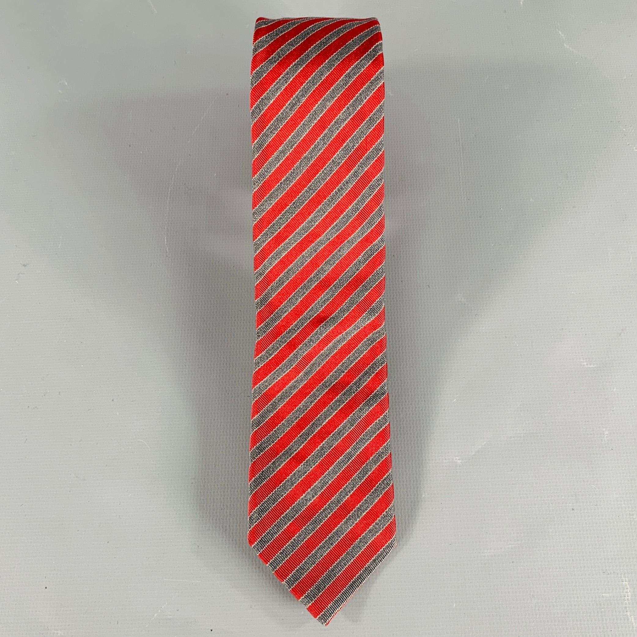 Cravatta di Dior Homme
in tessuto di seta e cotone bordeaux e grigio con motivo a righe diagonali e design stretto. Realizzato a mano in Italia, in ottime condizioni. 

Misure: 
  Larghezza: 2,25 pollici Lunghezza: 59 pollici 
  
  
 
Riferimento