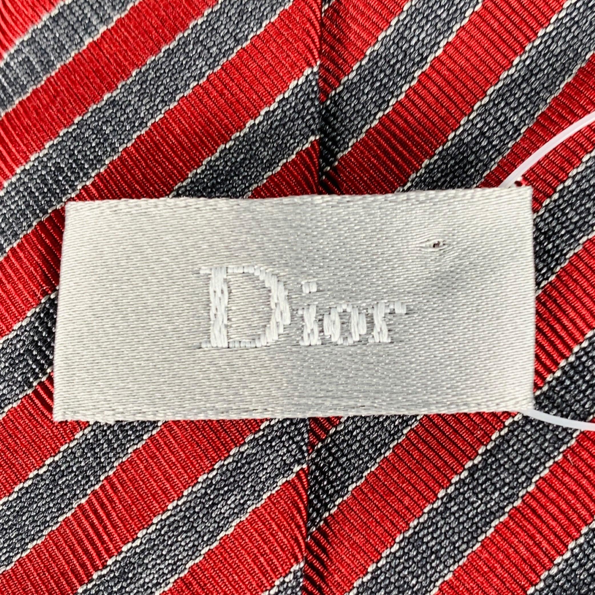 Rosso Dior Homme - Cravatta in seta e cotone a righe diagonali grigio bordeaux in vendita