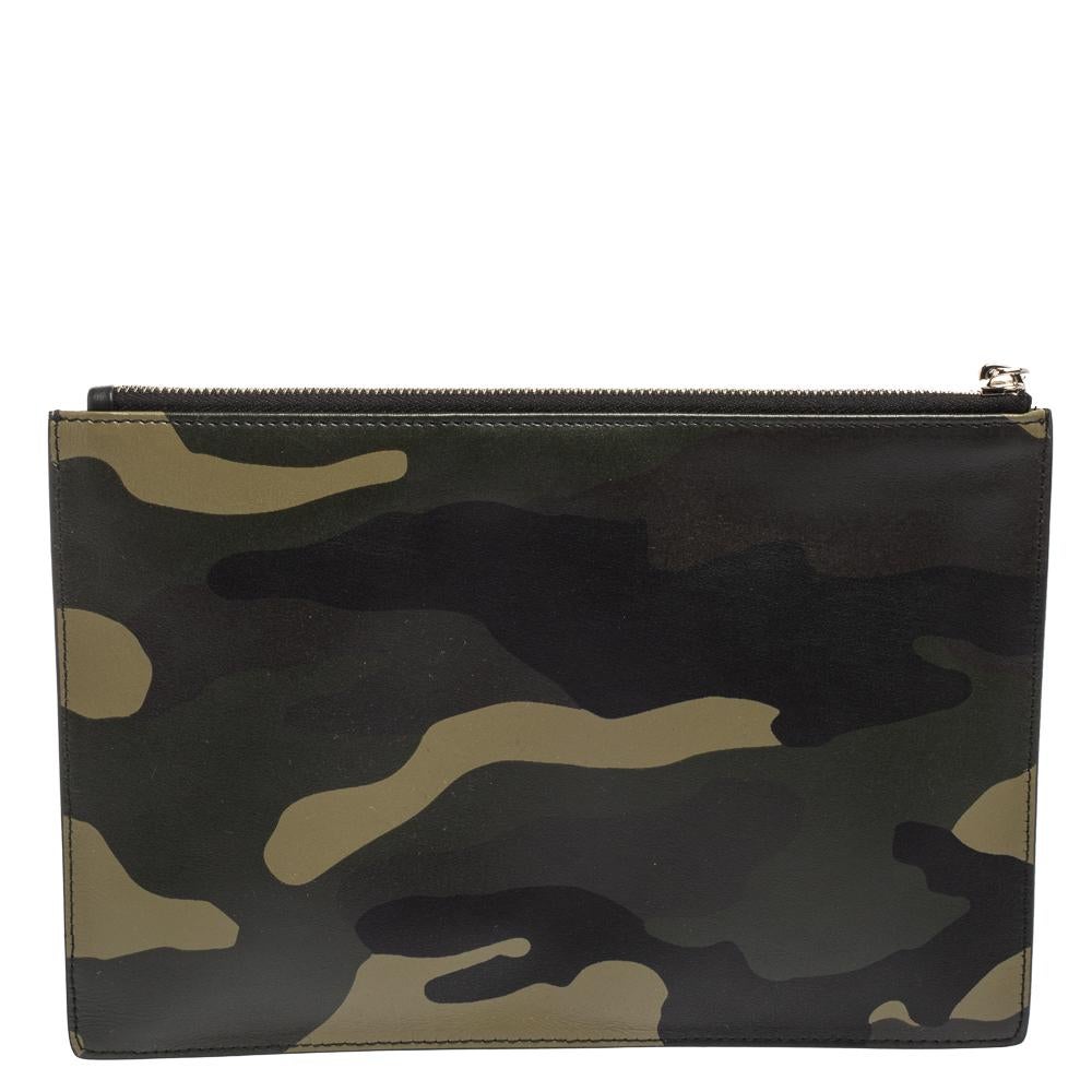 This zip pouch from Dior Homme By Kris Van has been made using camouflage leather into a simple, slim shape. It has a fabric-lined interior that is secured by a top zip closure.

Includes: Original Dustbag