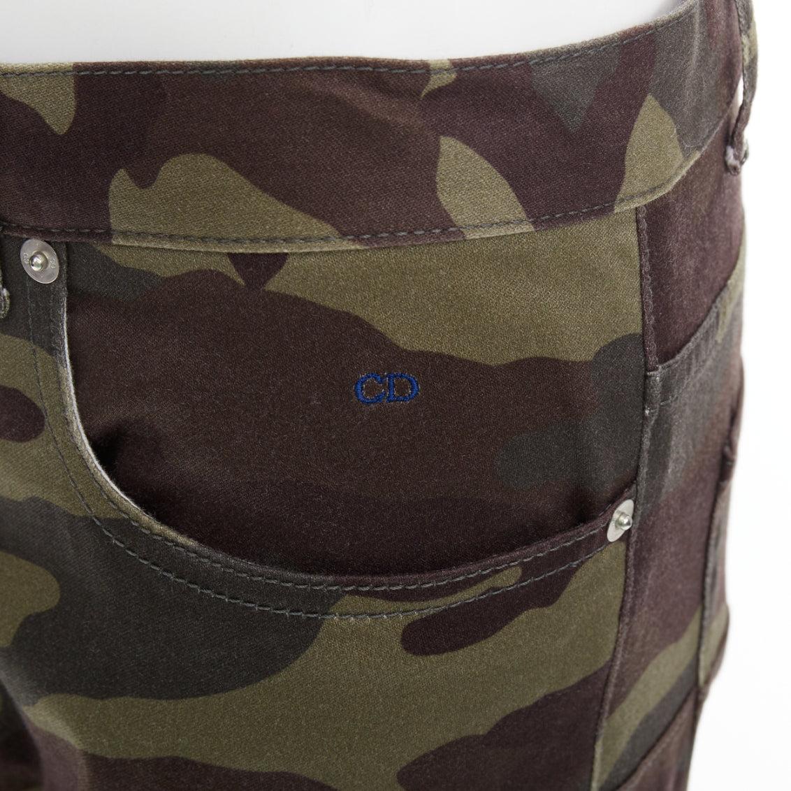 DIOR HOMME vaqueros pitillo de camuflaje Army verde 30
Referencia: SYYG/A00027
Marca: Dior
Diseñador: Hedi Slimane
Material: Algodón, mezcla
Color: Verde, Marrón
Patrón: Camuflaje
Cierre: Bragueta con botón
Detalles adicionales: Confeccionada en un