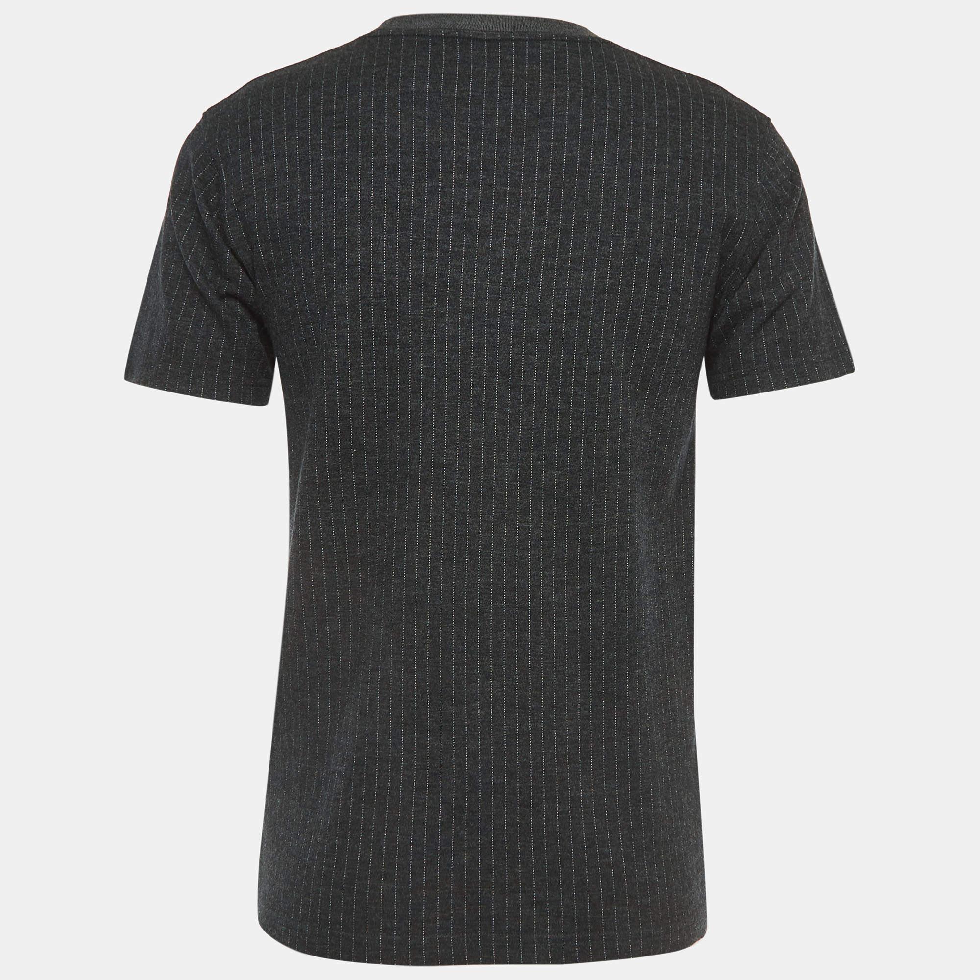 Elevate your everyday style with this meticulously crafted T-shirt by Dior. Impeccable tailoring ensures a perfect fit, while the breathable fabric offers unparalleled ease. The creation fuses fashion and comfort seamlessly.

