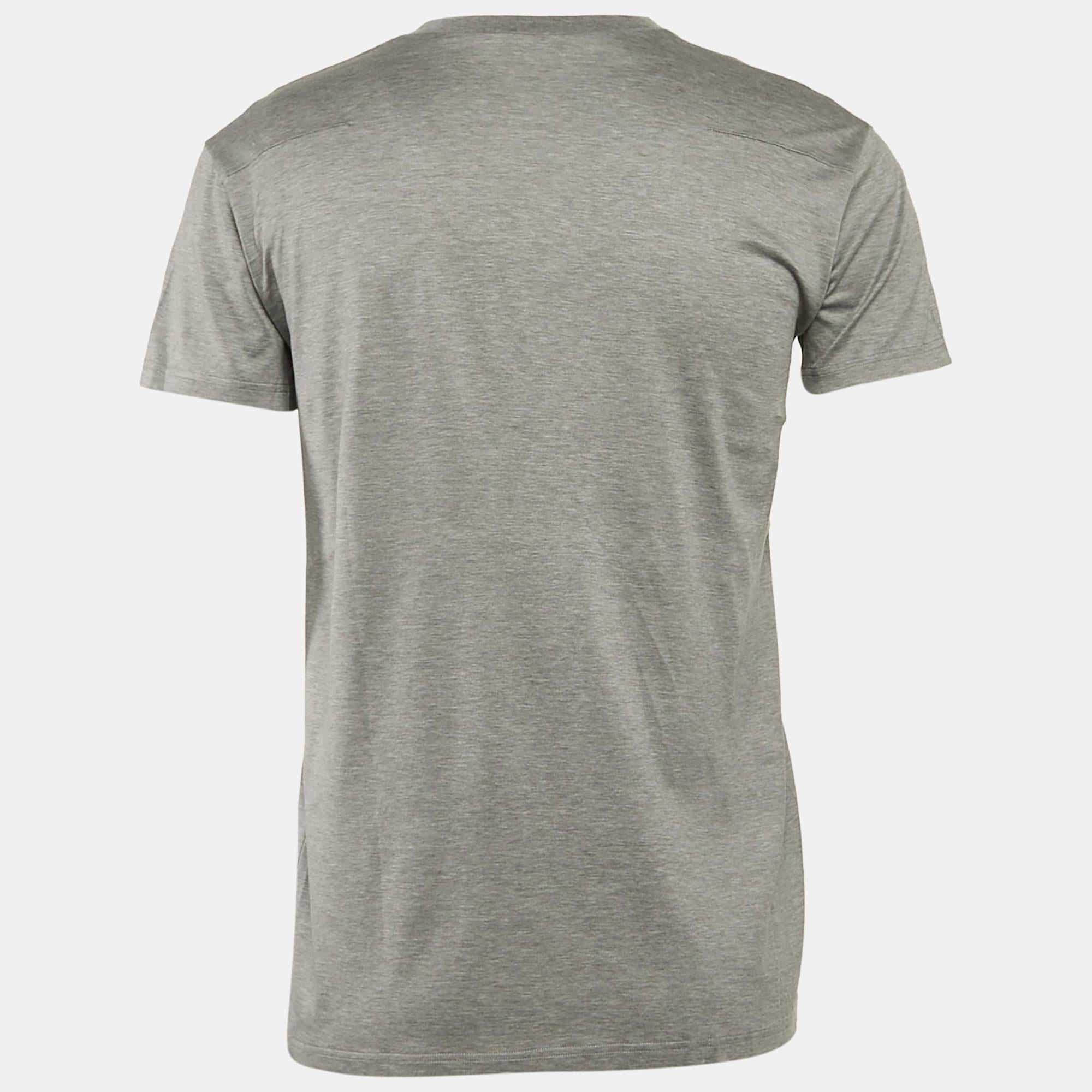Una perfetta combinazione di comfort, lusso e stile: questa t-shirt firmata è un pezzo imperdibile Realizzata con materiali di qualità, può essere abbinata a pantaloni in denim e sneakers per un look cool.