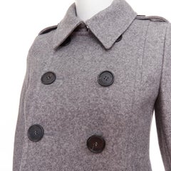 Dior Homme Zweireihiger Mantel mit Schulterklappen aus grau meliertem Filz aus Wollmischung, Größe FR38 M