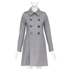 Dior Homme Zweireihiger Mantel mit Schulterklappen aus grau meliertem Filz aus Wollmischung, Größe FR38 M
