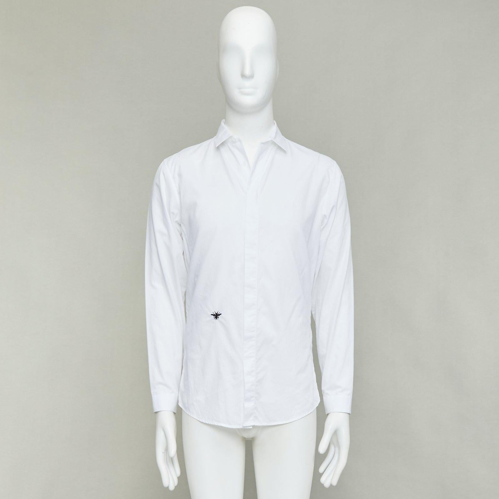 DIOR HOMME Hedi Slimane camisa bordada abeja algodón blanco negro EU39 M
Referencia: CNLE/A00456
Marca: Dior
Diseñador: Hedi Slimane
Colección: Homme
Material: Sensación de algodón
Color: Blanco, Negro
Patrón: A rayas
Cierre: