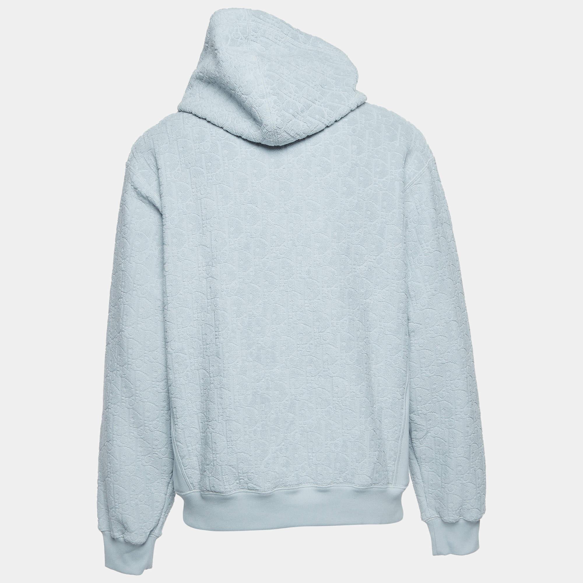 The Dior Homme hoodie is a stylish and comfortable garment featuring a versatile hue. Tailored from soft cotton, it showcases the iconic Oblique motif all over, blending luxury fashion with casual streetwear for a distinctive and contemporary look.

