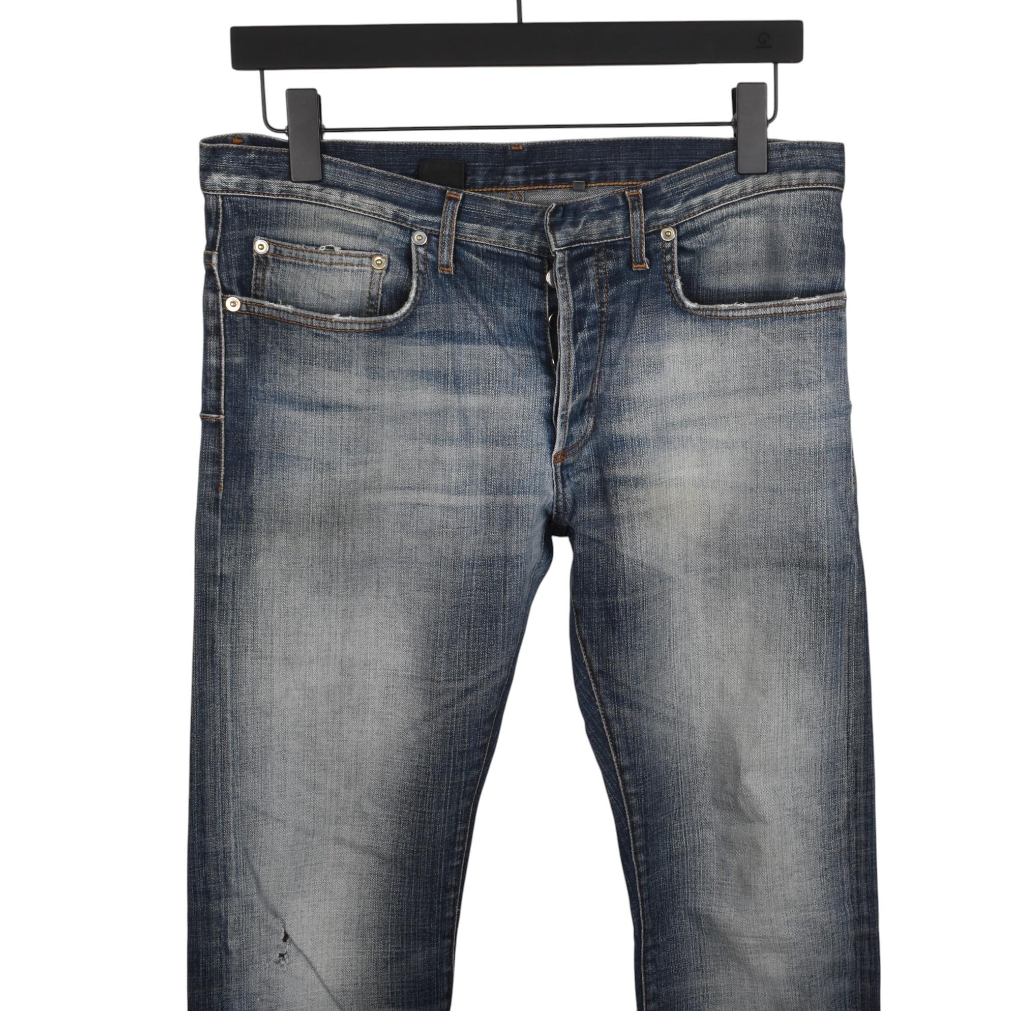 Consultez mes autres annonces. A beaucoup d'autres vêtements de marque à vendre. Ouvert à toutes les offres.
L'article mis en vente est 100% authentique Dior Homme Under my Car by Hedi Slimane Men Jeans, S1316, ASH8
Couleur : bleu
(La couleur réelle