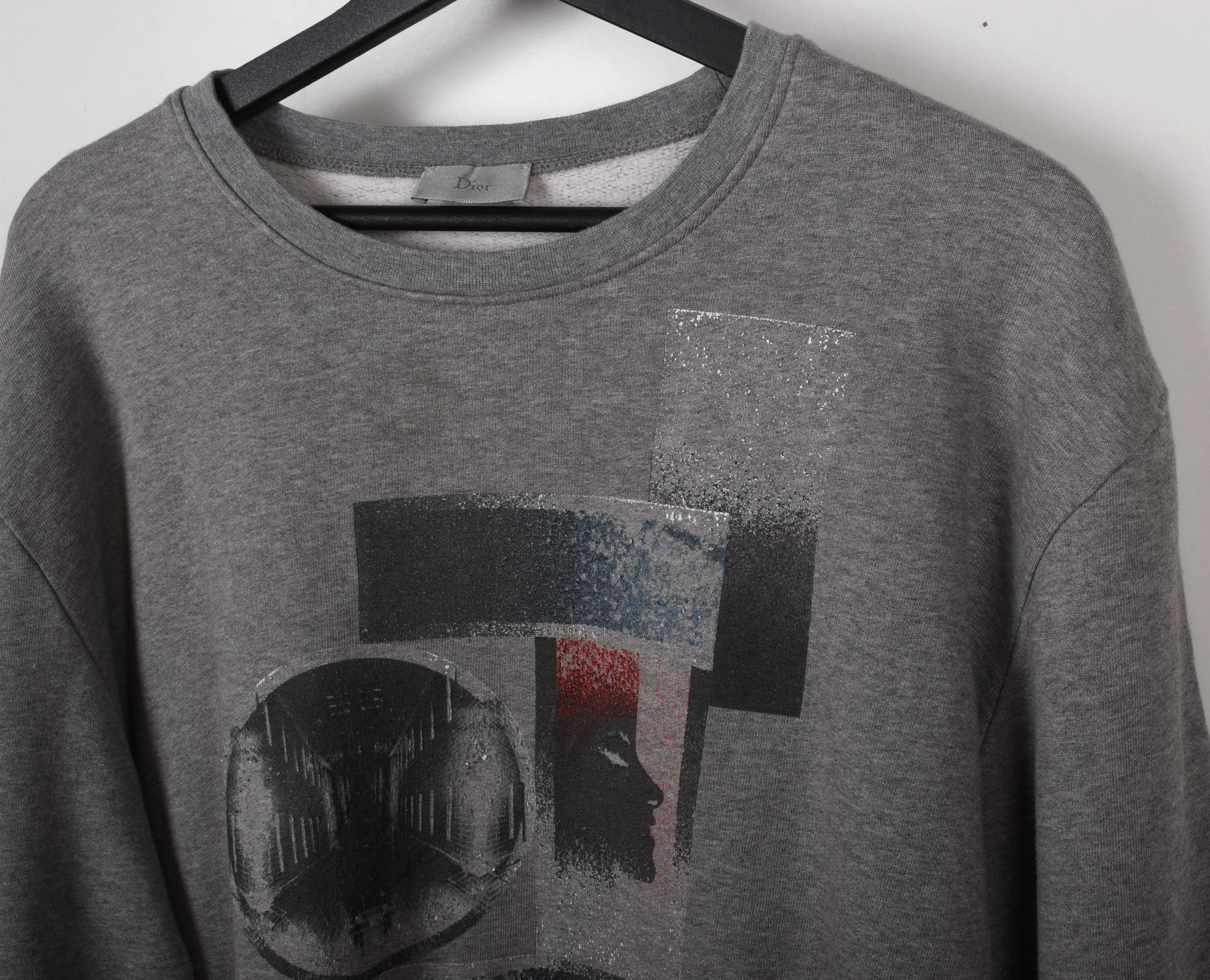 Consultez mes autres annonces. A beaucoup d'autres vêtements de marque à vendre. Ouvert à toutes les offres.
L'article mis en vente est 100% authentique Dior Homme Sweatshirt Men Jumper, S1527, KE3
Couleur : gris/multi
(La couleur réelle peut varier