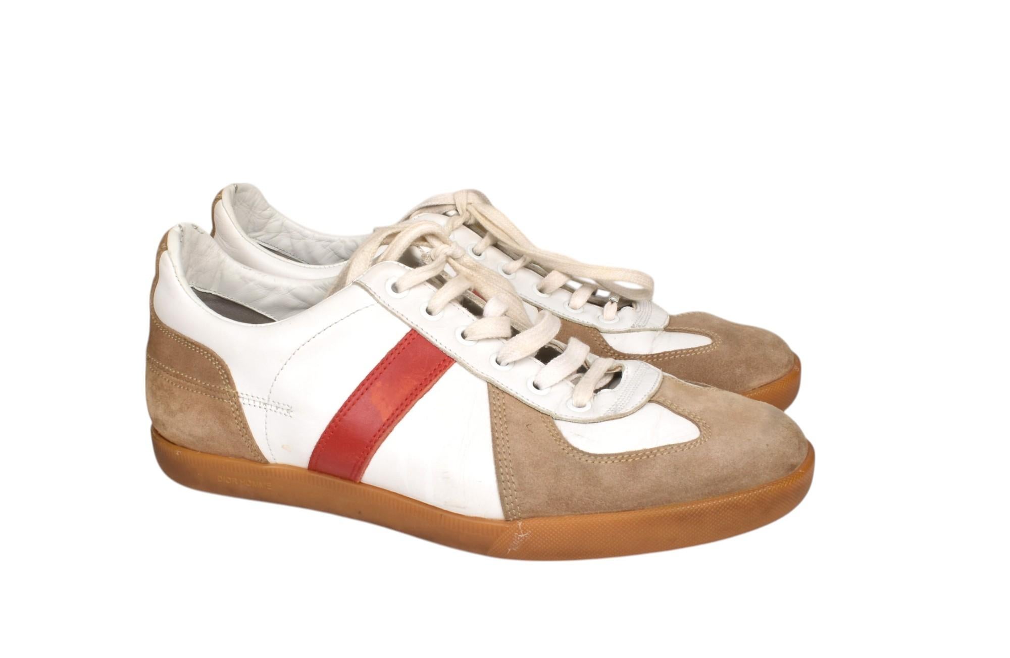 Consultez mes autres annonces. A beaucoup d'autres vêtements de marque à vendre. Ouvert à toutes les offres.
L'article mis en vente est 100% authentique Dior Homme Sneakers by Hedi Slimane from Famous A/W 2004 Season VOTC 
Couleur : blanc/rouge
(La