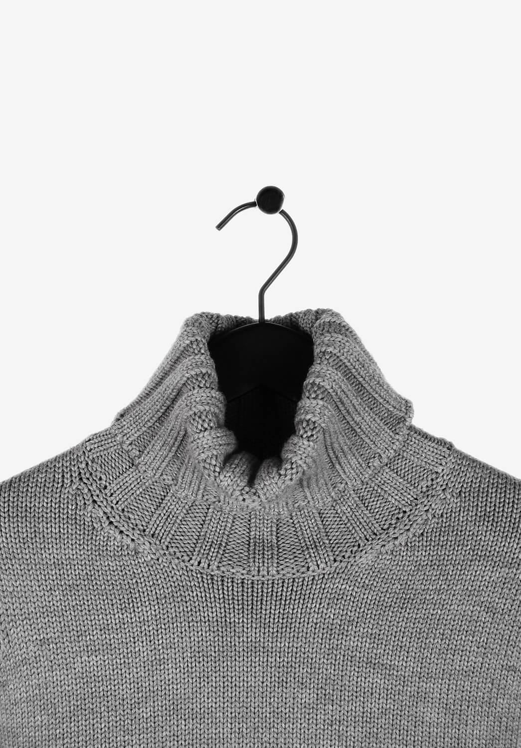 Item for sale is 100% genuine Dior Homme AW02 Hedi Slimane Sweater
Color: Grey
(An actual color may a bit vary due to individual computer screen interpretation)
Material: 100% merino wool
Tag size: M
This sweater is great quality item. Rate 9 of 10,