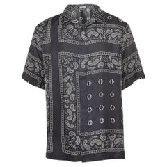 Dior Homme Chemise boutonnée à demi-manches en soie imprimée de motifs de bandanas, bleu marine M.