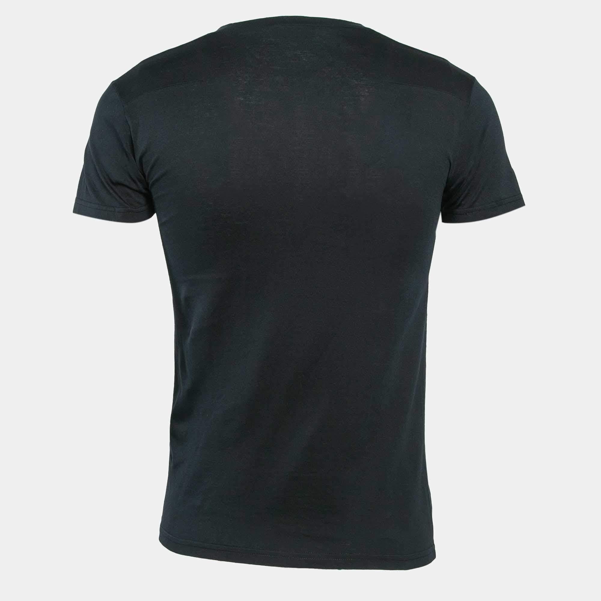 Que vous souhaitiez sortir avec des amis ou simplement vous prélasser, ce t-shirt est une pièce polyvalente qui peut être stylisée de nombreuses façons. Il a été réalisé avec du tissu fin.