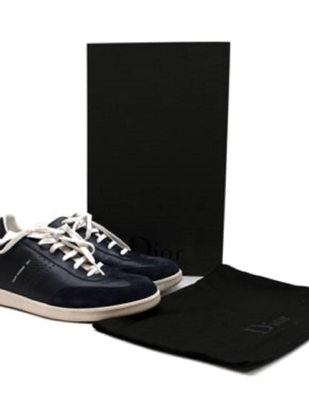 Dior Homme Chaussures en cuir bleu marine B01

- Signature du CD sur la langue
- Insert Nubick sur le devant
- Détails des surpiqûres
- Low-top
- Fermeture à lacets
- Doublure en cuir
- Semelle extérieure en caoutchouc blanc
- Sac à poussière
