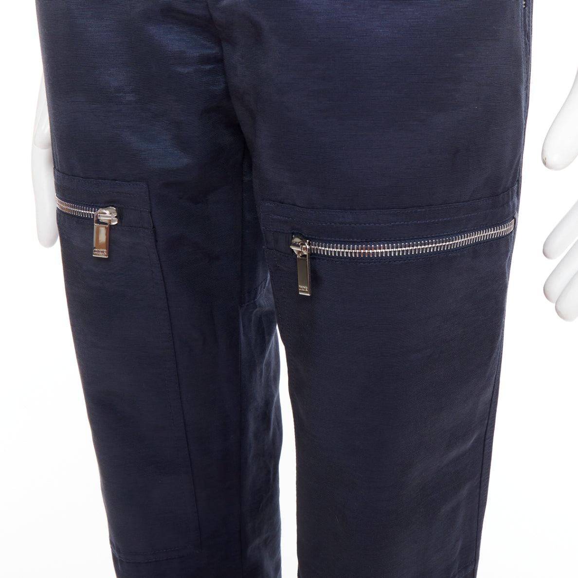 DIOR Homme pantaloni cargo a gamba dritta con tasca da carpentiere argento e cerniera FR44 XS
Riferimento: JACG/A00306
Marchio: Dior
Collection'S: HOMME
Materiale: Poliestere
Colore: Marina Militare, Argento
Modello: Tinta unita
Chiusura: Zip