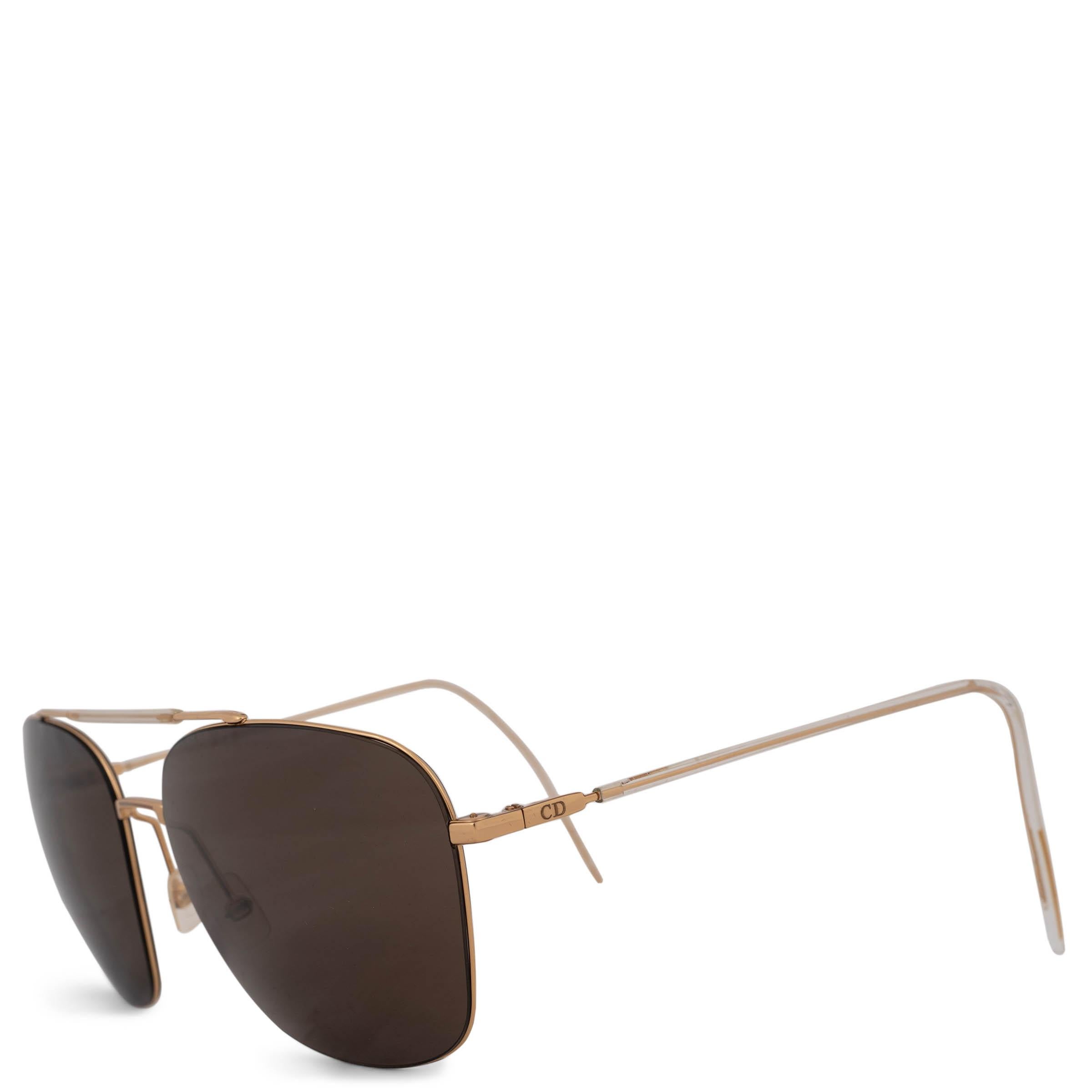 Diese 100% authentische Dior Homme Sonnenbrille aus roségoldenem Metall strahlt elegante Raffinesse aus. Die Brille im Pilotenstil verfügt über einen quadratischen Metallrahmen mit strukturiertem Schweißband und braunen Gläsern für einen