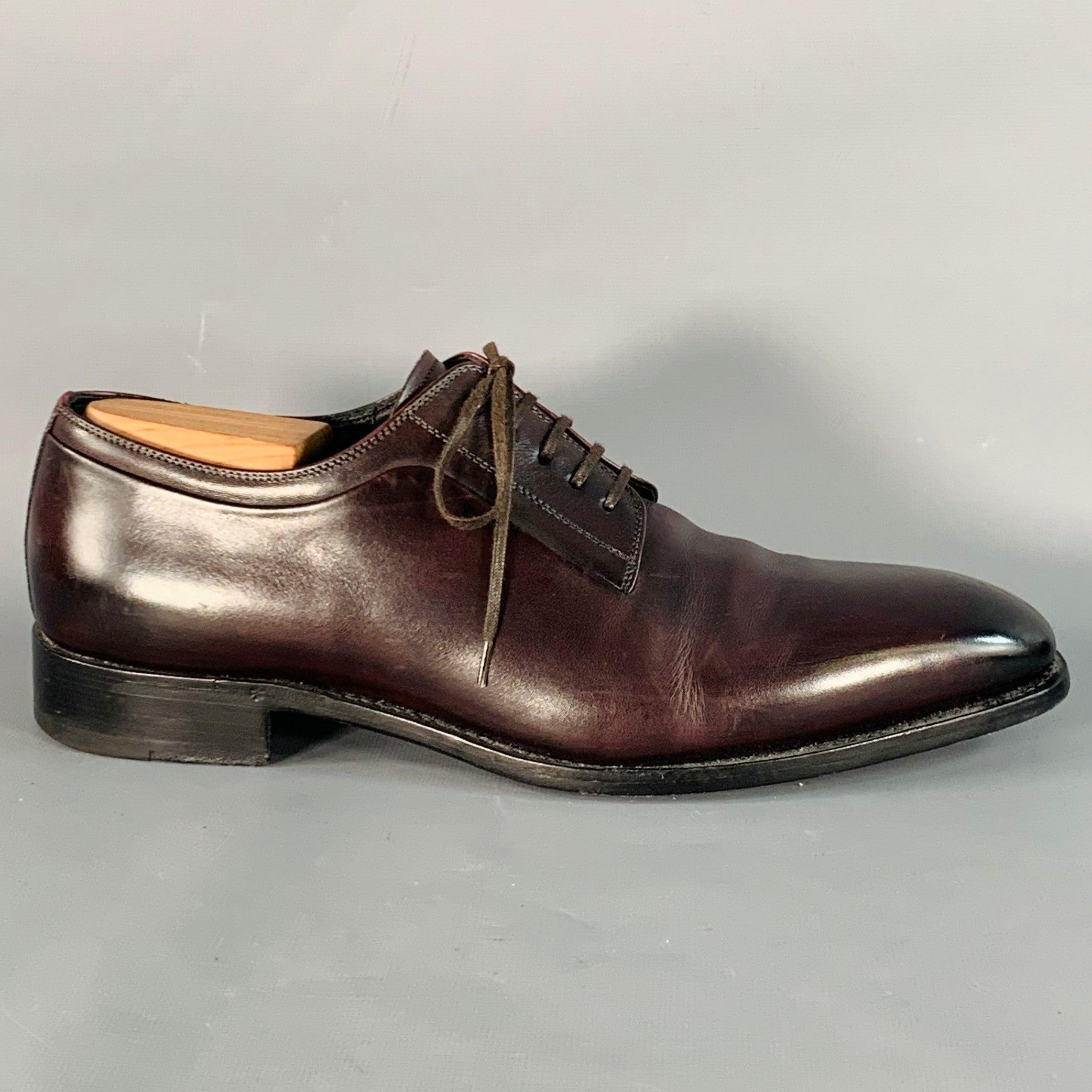 Chaussures derby DIOR HOMME
en cuir marron, avec un bout en amande, une semelle en cuir et une fermeture à lacets. Les embauchoirs ne sont pas inclus. Livré avec des sacs à poussière. Fabriqué en Italie. Bon état d'usage. Signes d'usure modérés, en