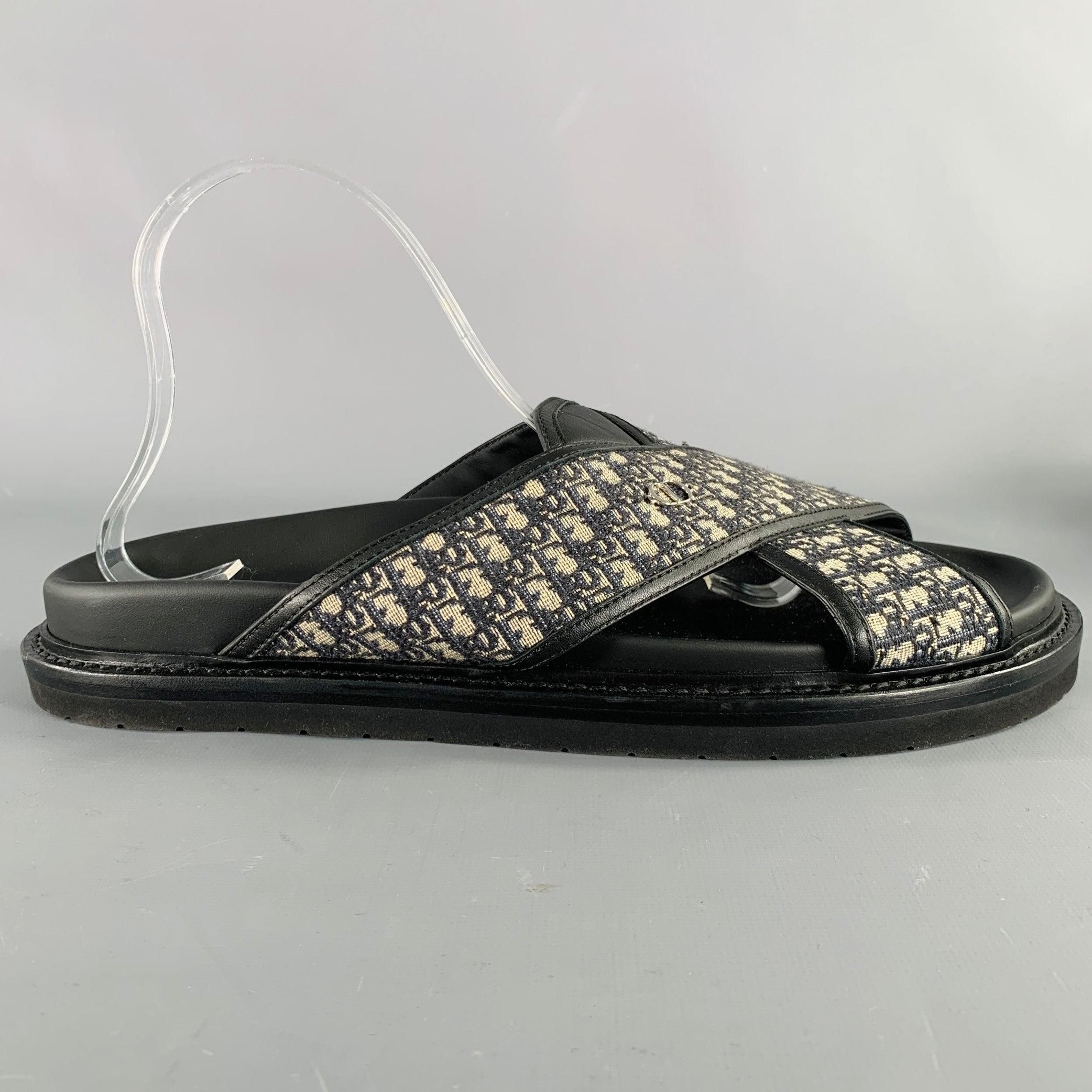 Sandales DIOR HOMME
en toile marine et beige, avec le jacquard emblématique à motif 