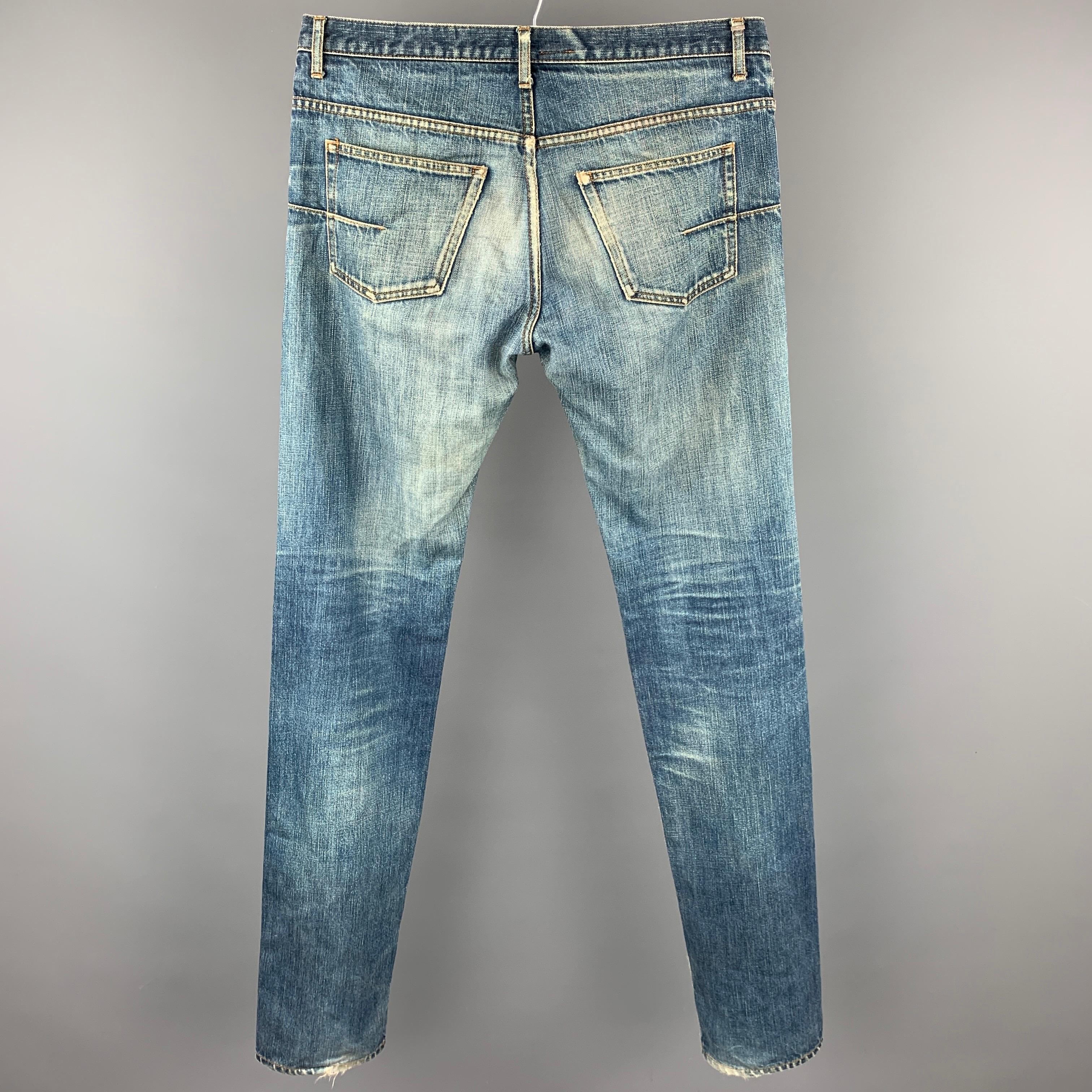 Die DIOR HOMME Jeans aus indigoblauem Distressed Denim hat eine schmale Passform:: Kontrastnähte:: eine Lasche vorne und einen Knopfverschluss. Hergestellt in Japan. 

Sehr guter gebrauchter Zustand. 
Markiert: 32

Messungen: 

Taille: 34 Zoll.
