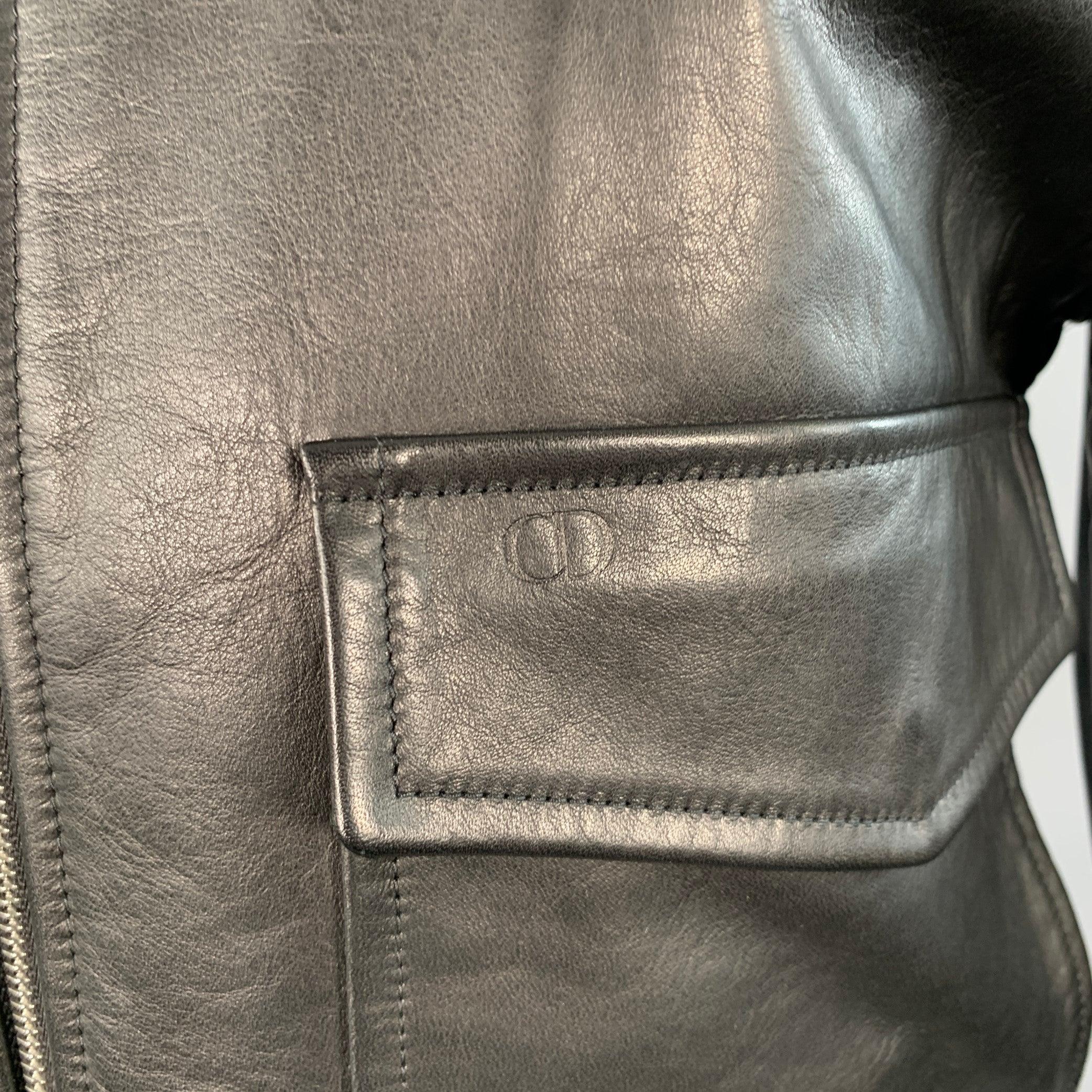Dior Homme - Giacca bomber
in pelle nera con due grandi tasche a scatto e chiusura a zip. Made in Italy. Eccellente condizione di usato.  

Contrassegnato:   IT 50 

Misure: 
 
Spalla: 16,75 pollici Petto: 40 pollici Maniche: 27 pollici Lunghezza: