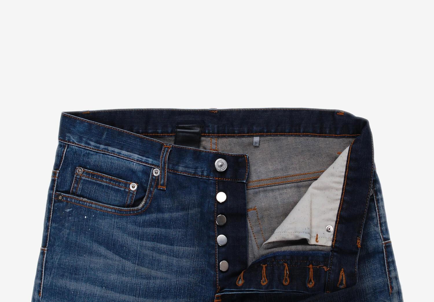 Item for sale is 100% genuine Dior Homme “Under my Car” jeans by Hedi
Color: Blue
(An actual color may a bit vary due to individual computer screen interpretation)
Material: 98% cotton, 2% elastan
Tag size: 31
These jeans are great quality item.