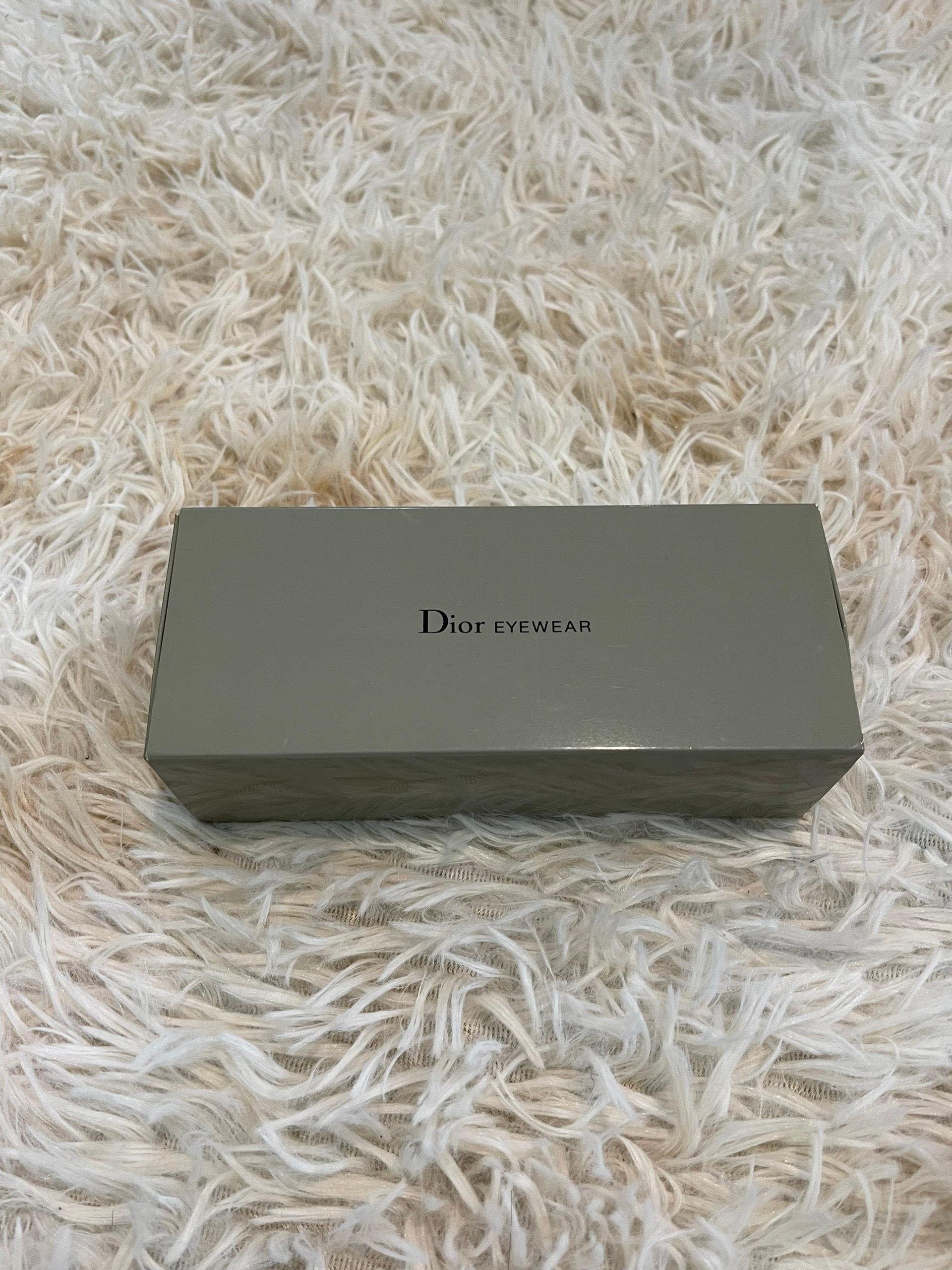Aviator Sunglasses from Dior HOMME

Silhouette: Unisex aviator sunglasses, 

Fabric: Metal and Plastic

Weight: 500g

Color: Black

Defects: Pressed box, overall there are no significant defects, one side of the rim has slight usage feel