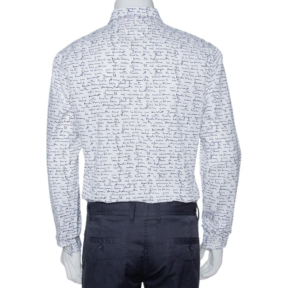 Dieses Hemd von Dior Homme ist mit seinem eleganten Design ein unverzichtbarer Begleiter im Kleiderschrank. Es zeichnet sich durch einen tollen Handschriftdruck auf dem ganzen Körper:: einen weißen Farbton und lange Ärmel aus. Das Hemd ist aus