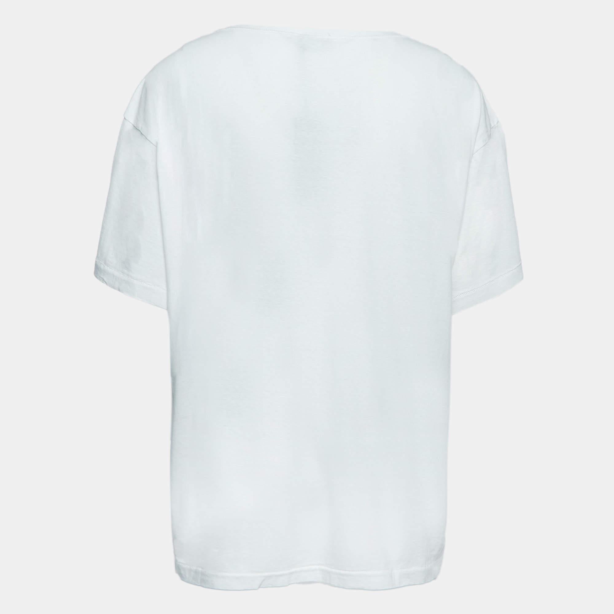 Perfect for casual outings or errands, this T-shirt is the best piece to feel comfortable and stylish in. It flaunts a catchy shade and a relaxed fit.

