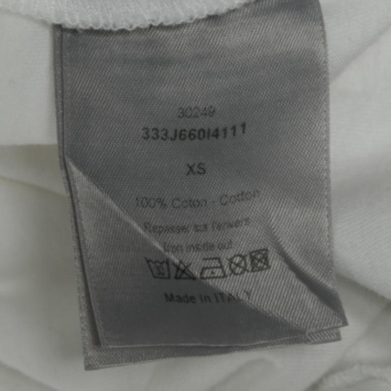 Ce T-shirt de Dior Homme permet d'arborer un style classe et confortable. Il est confectionné en coton imprimé blanc et présente un col arrondi et des manches courtes. Ajoutez-le à votre collection dès aujourd'hui !