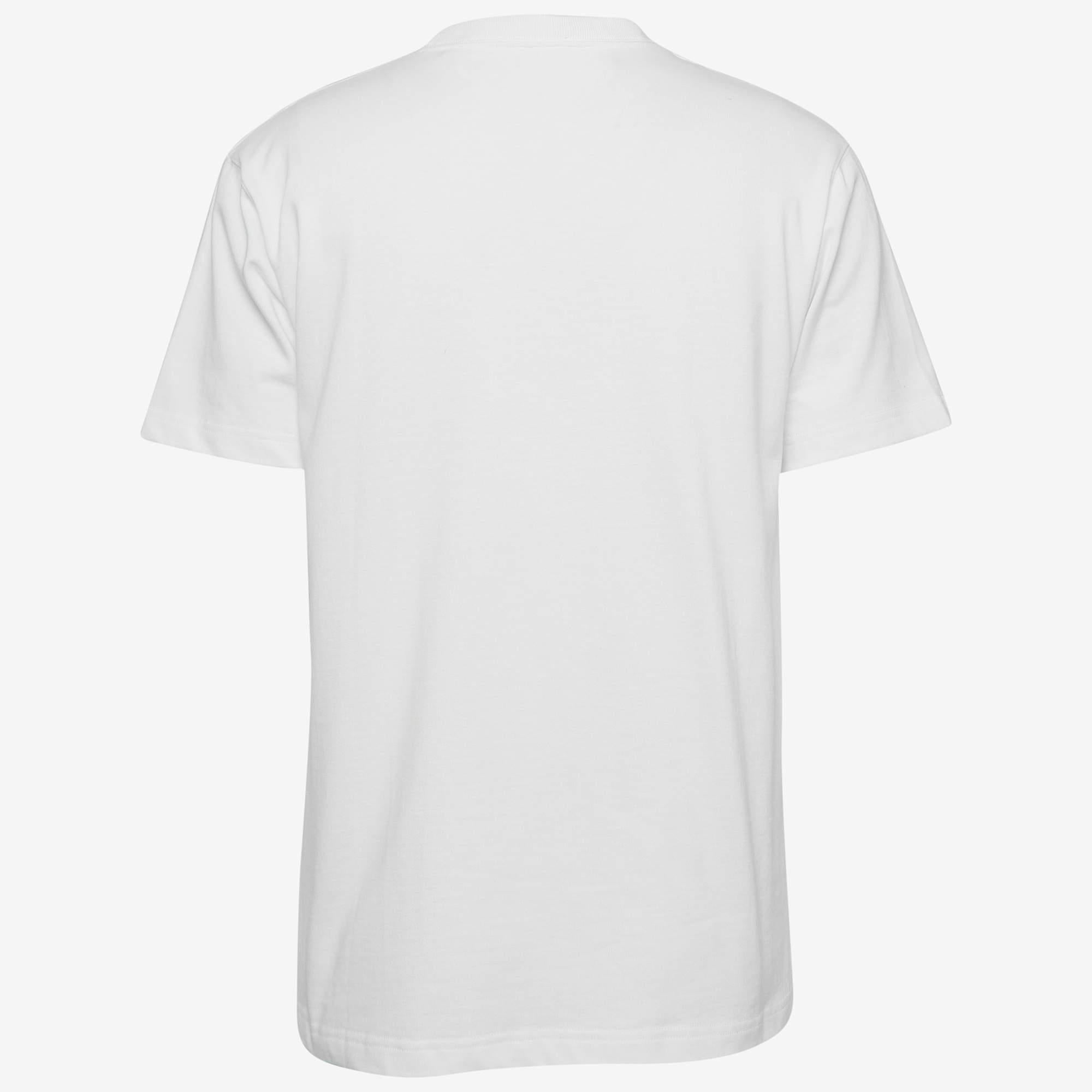 La camiseta Dior Homme X Air Jordan combina a la perfección el lujo y la ropa deportiva. Confeccionado en algodón de primera calidad, presenta un intrincado bordado que fusiona la sofisticación de Dior con el toque atlético de Air Jordan. El tono
