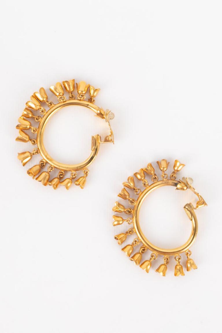 Dior - (Made in France) Hoop-style clip-on earrings. Lily of the Valley Collection from the 1990s.

Additional information: 
Condition: Very good condition
Dimensions: Diameter: 4 cm
Period: 20th Century

Seller Reference: BO211