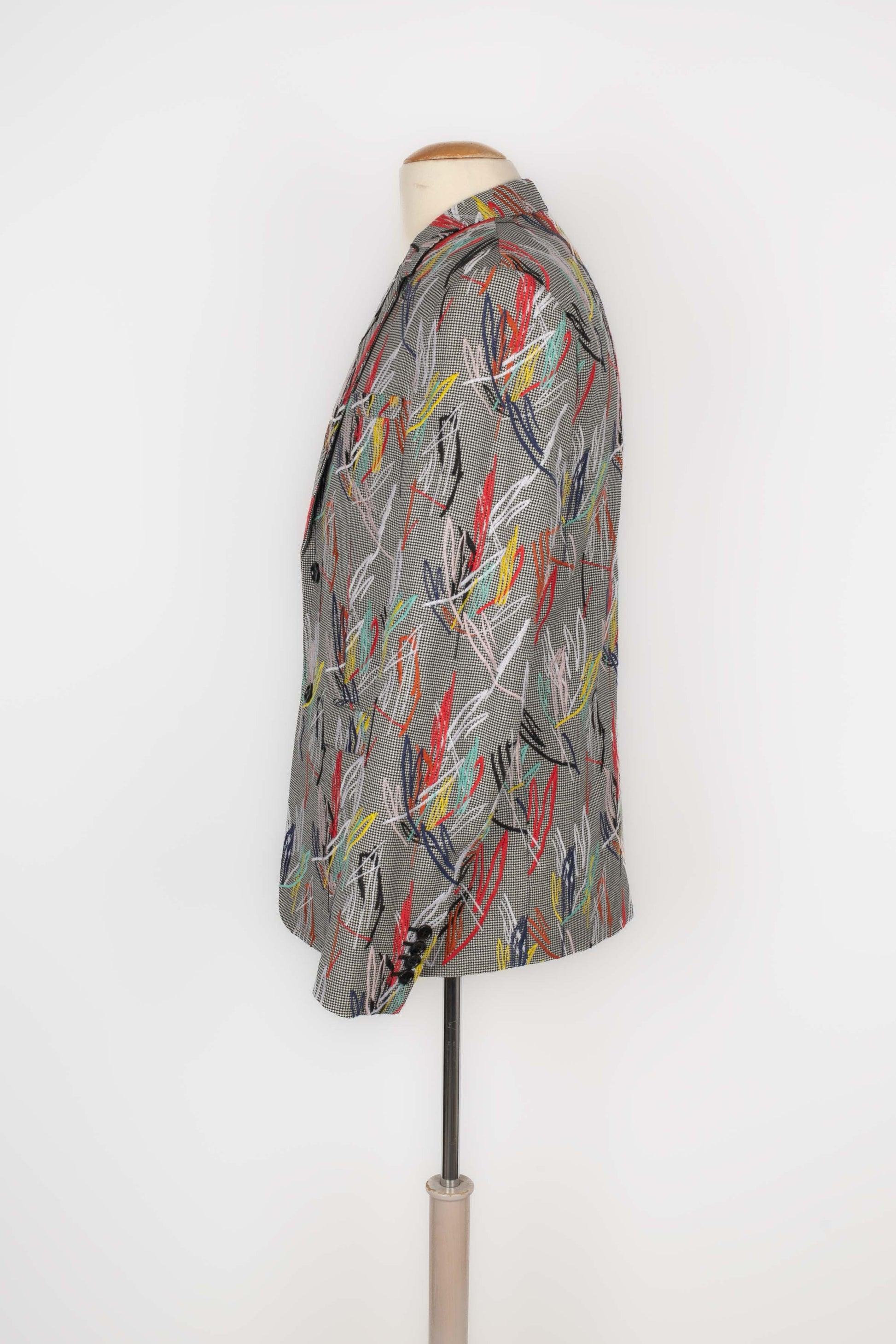 Dior - Jacke mit Hahnentrittmuster, verziert mit mehrfarbigen Stickereien. Keine Größenangabe, es passt ein 48FR.

Zusätzliche Informationen:
Zustand: Sehr guter Zustand
Abmessungen: Schulterbreite: 42 cm - Brustkorb: 48 cm - Taille: 45 cm -