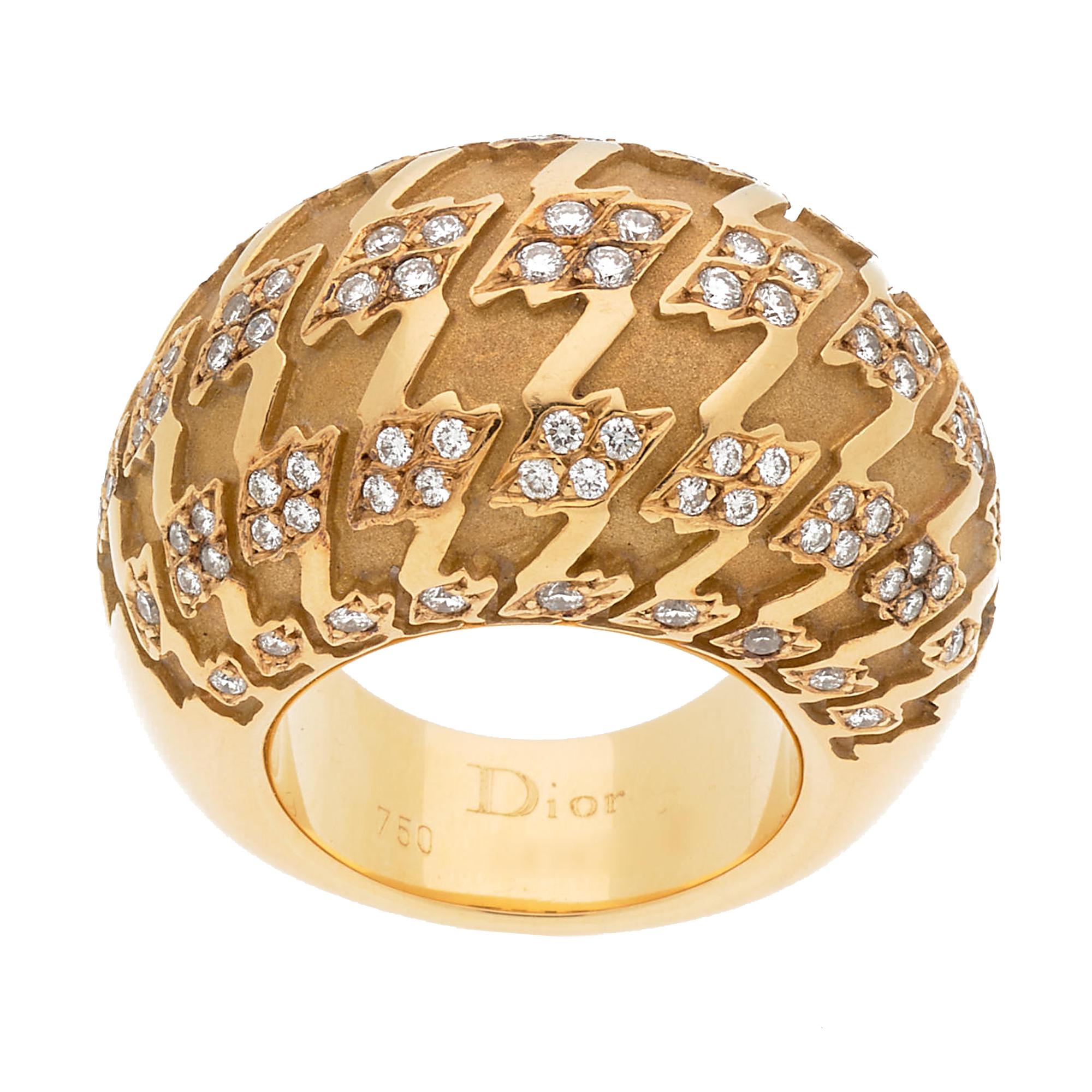 Il Dior Houndstooth Yellow Gold Diamond Bombe Cocktail Ring è un gioiello straordinario che esemplifica il lusso e la maestria artigianale. Questo squisito anello trae ispirazione dall'iconico motivo pied-de-poule, testimonianza della ricca eredità