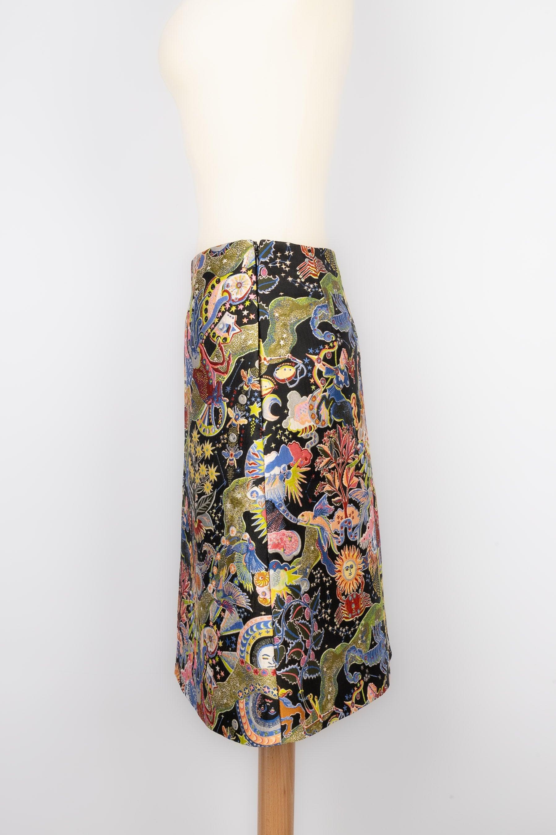 Dior - Embroidered fabric skirt with a silk lining. No size nor composition label, it fits a 38FR.

Additional information:
Condition: Very good condition
Dimensions: Waist: 34 cm - Length: 54 cm

Seller Reference: FJ76

