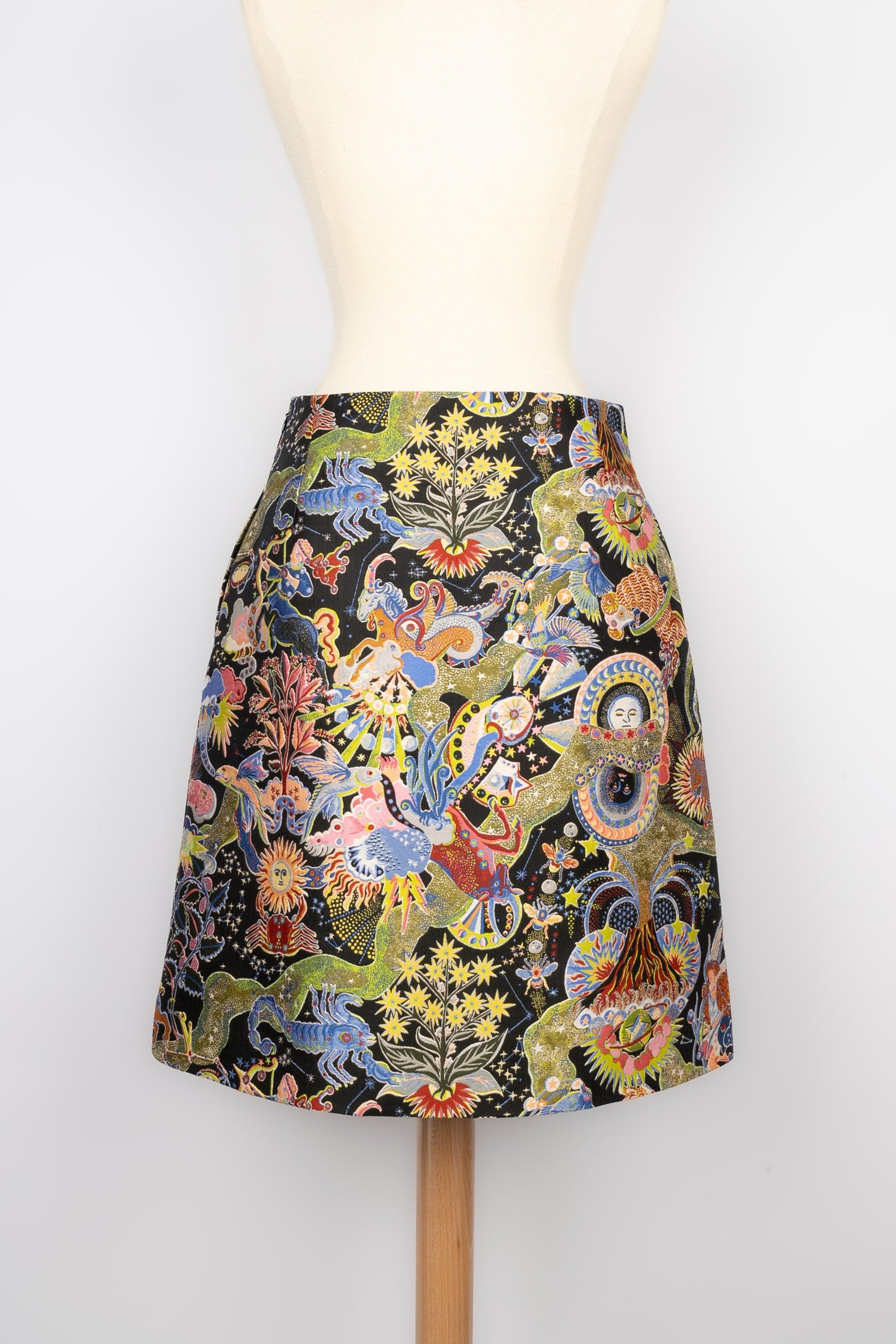 Dior Illustrated Embroidered Fabric Skirt with Silk Lining In Excellent Condition For Sale In SAINT-OUEN-SUR-SEINE, FR