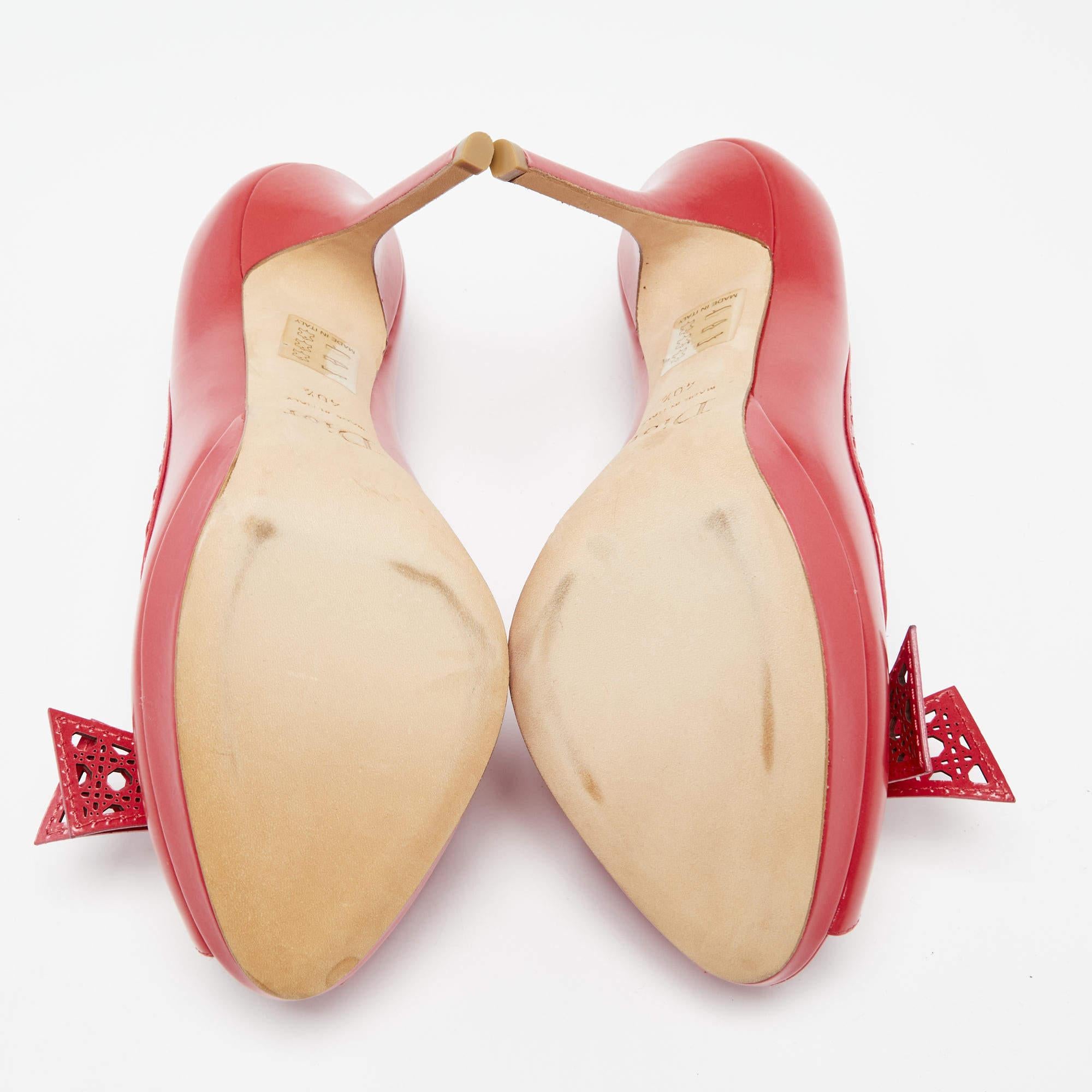 Dior - Escarpins à plateforme en cuir cannage rouge impérial avec bout ouvert et nœud papillon, taille 40,5 en vente 3