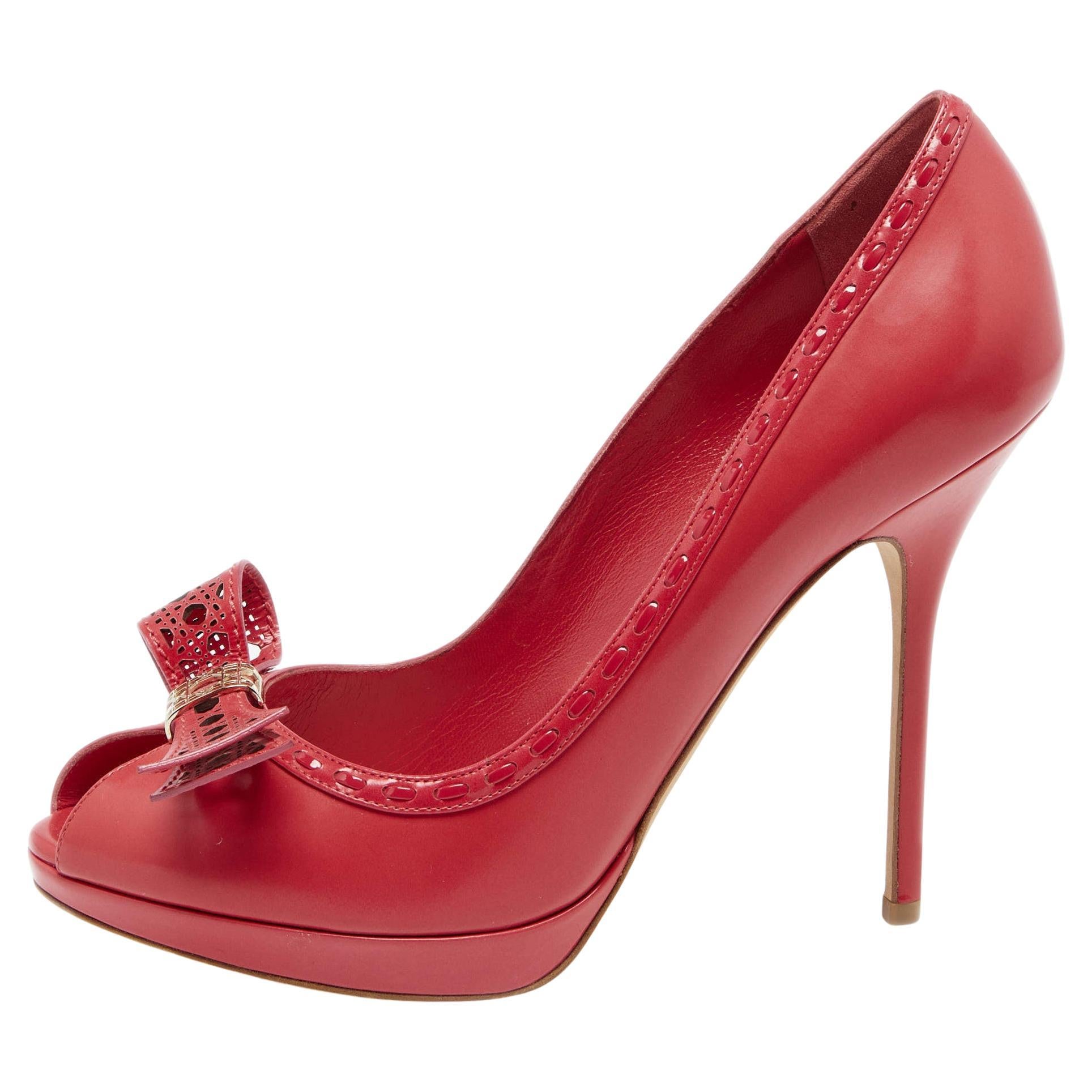 Dior - Escarpins à plateforme en cuir cannage rouge impérial avec bout ouvert et nœud papillon, taille 40,5 en vente