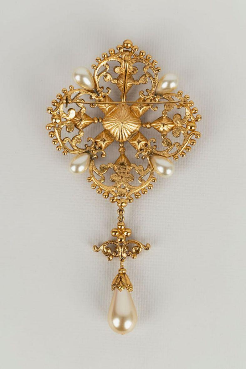 Dior - (Made in France) Imposing brooch / pendant in gold metal, rhinestones and pearly drops.

Additional information:
Dimensions: Length: 15 cm
Condition: Very good condition
Seller Ref number: BR114