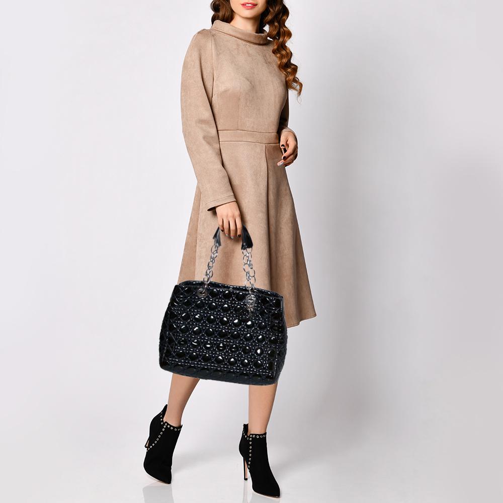The shopper tote to buy today is this one by Dior! Crafted with expertise, the Lady Dior tote has the signature Cannage pattern on patent leather, two chain-leather handles on top, a spacious nylon interior, and brand letter charms.

Includes:
