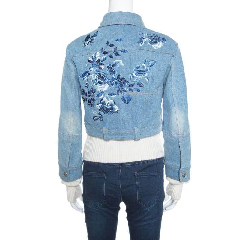 For that ultimate off-duty look, wrap yourself in the charm and style of this amazing denim jacket from Dior. Styled in a contemporary cropped style, this one is a cool piece to flaunt on all kinds of occasions. It comes crafted from a cotton blend