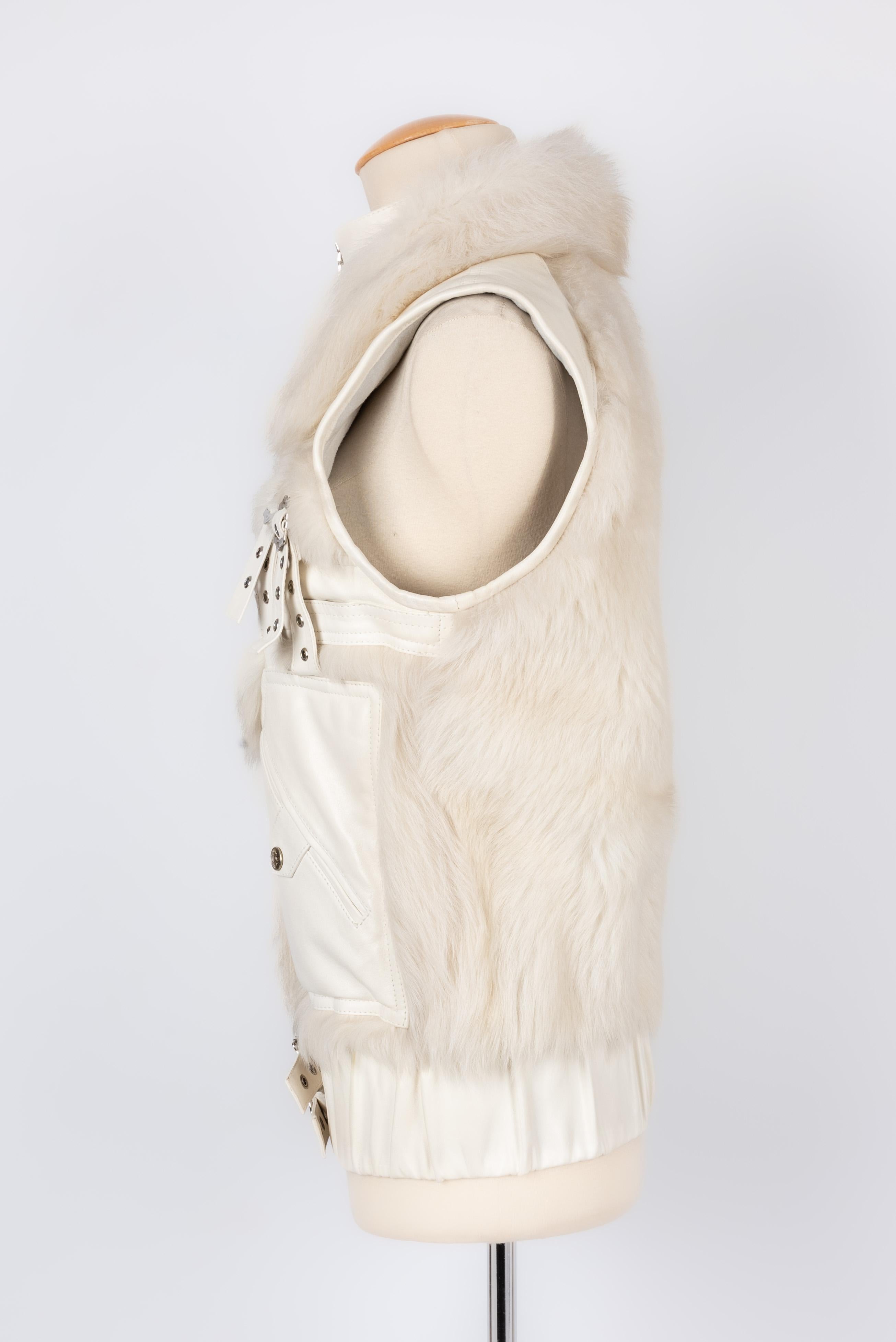 DIOR - (Made in France) Sleeveless jacket in lamb leather and white faux fur. 
Size36FR. 
Fall-Winter 2003 Ready-to-Wear Collection.

Condition:
Very good condition

Dimensions:
Chest: 47 cm - Length: 63 cm

FV167

With her expertise in vintage