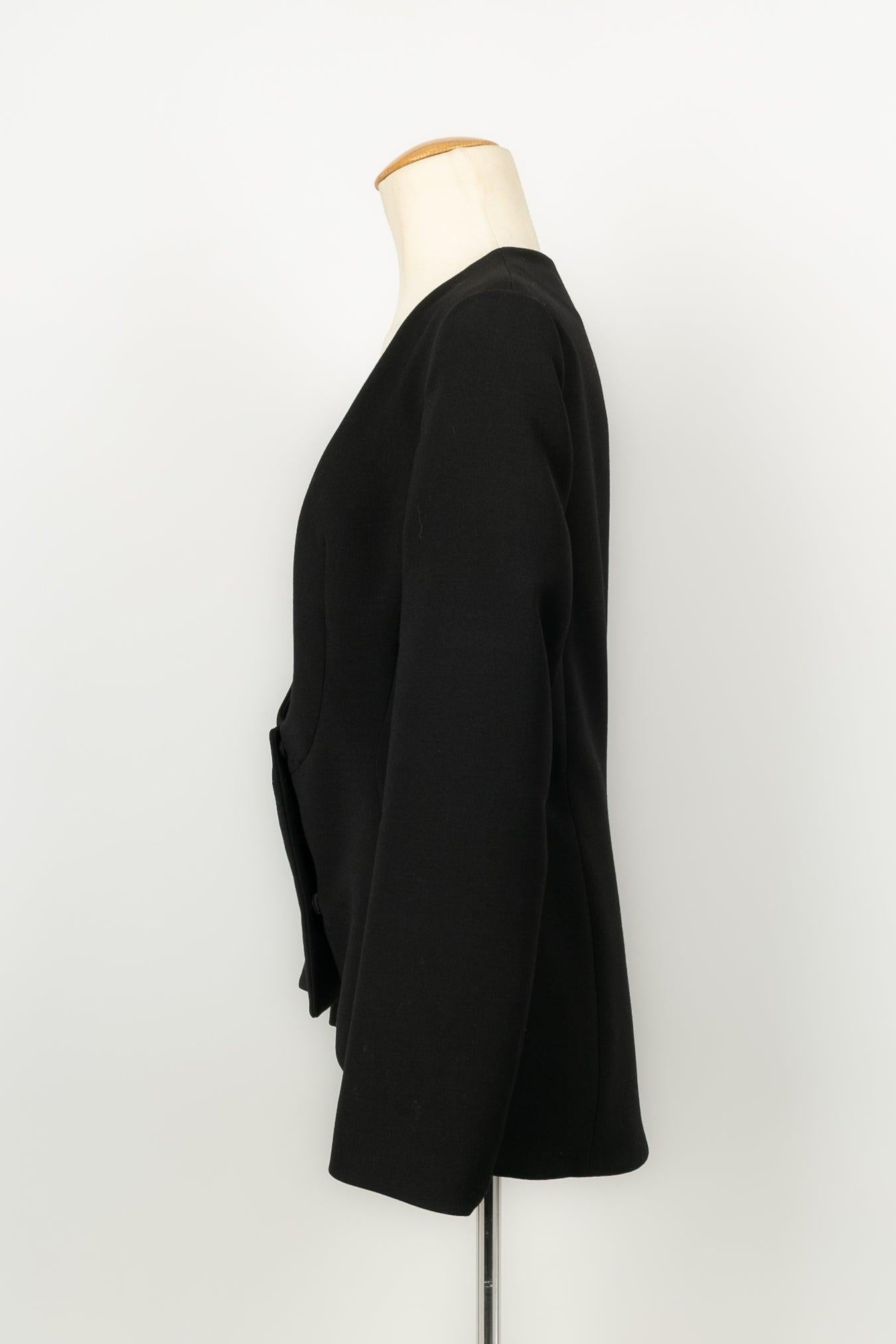 Dior - (Made in Italy) Veste en laine noire, très décolletée. Collectional 2003. Taille 40FR.

Informations complémentaires : 
Dimensions : Largeur des épaules : 38 cm, Poitrine : 43 cm, Longueur des manches : 54 cm, Longueur : 58 cm
Condit : Très
