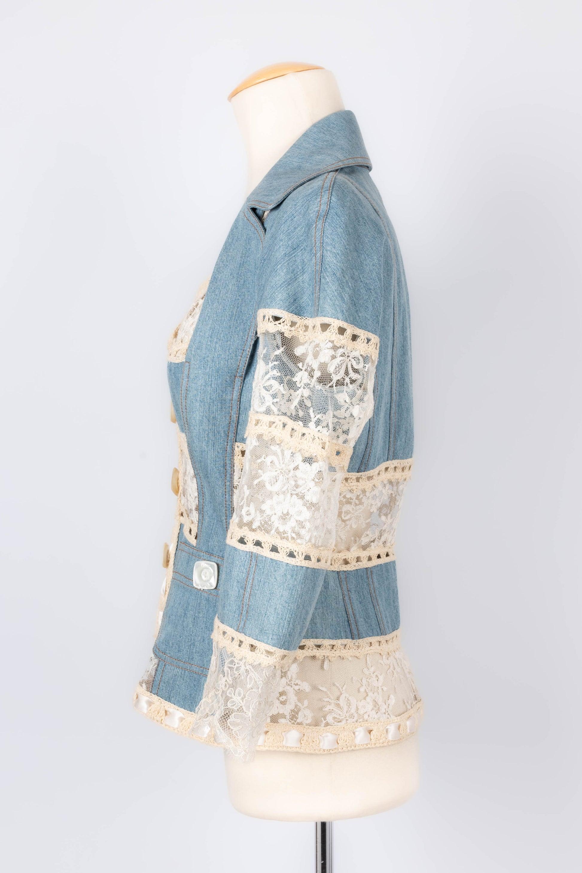 Dior - Jacket in blue denim and lace. No size nor composition label, it fits a 38FR. Spring-Summer 2005 Collection.

Additional information:
Condition: Very good condition
Dimensions: Shoulder width: 41 cm - Chest: 43 cm - Sleeve length: 45 cm -